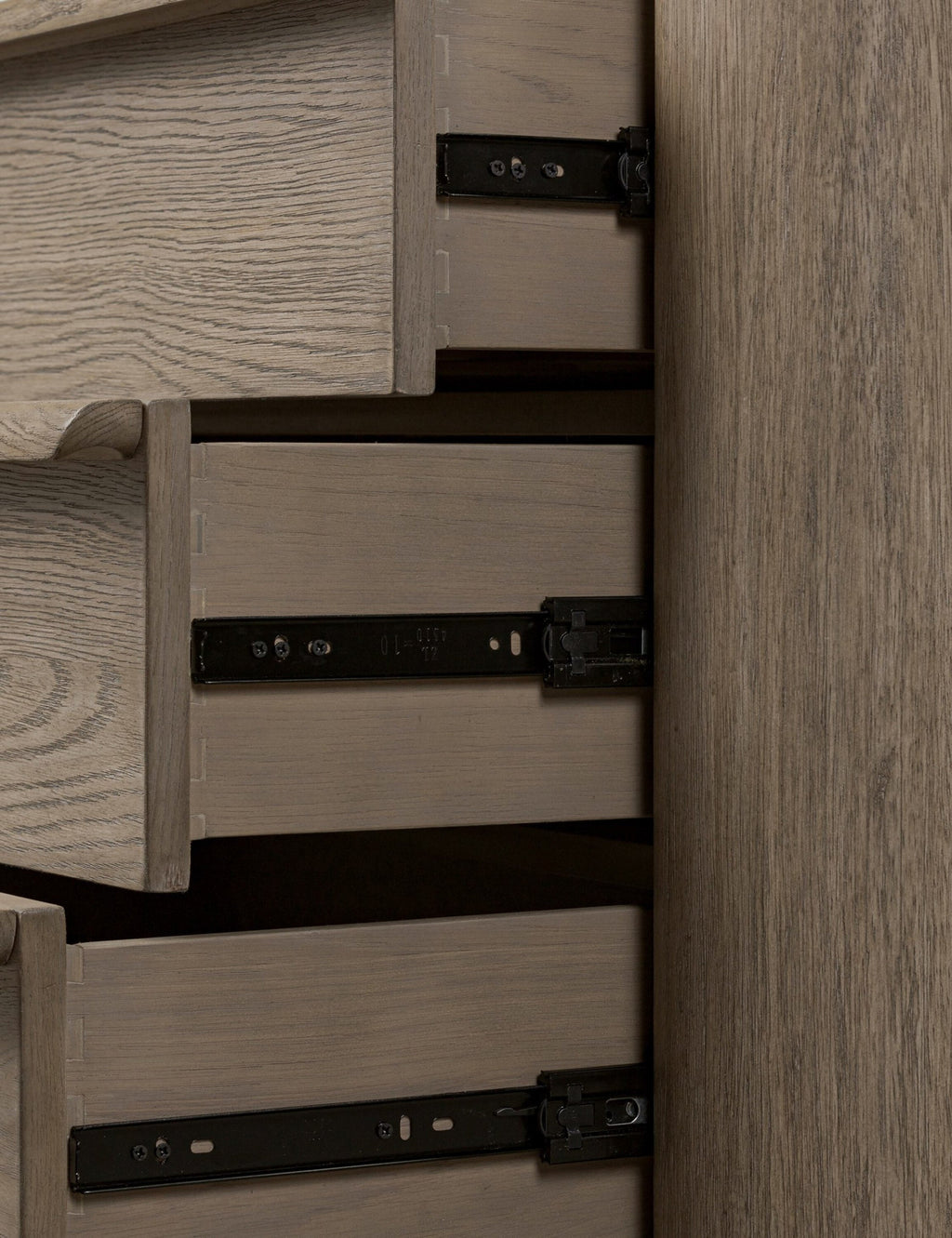 Table de chevet - Une étude d'impact doux, la table de chevet présente des coins arrondis et de larges tiroirs coulissants pour une version raffinée du chevet.