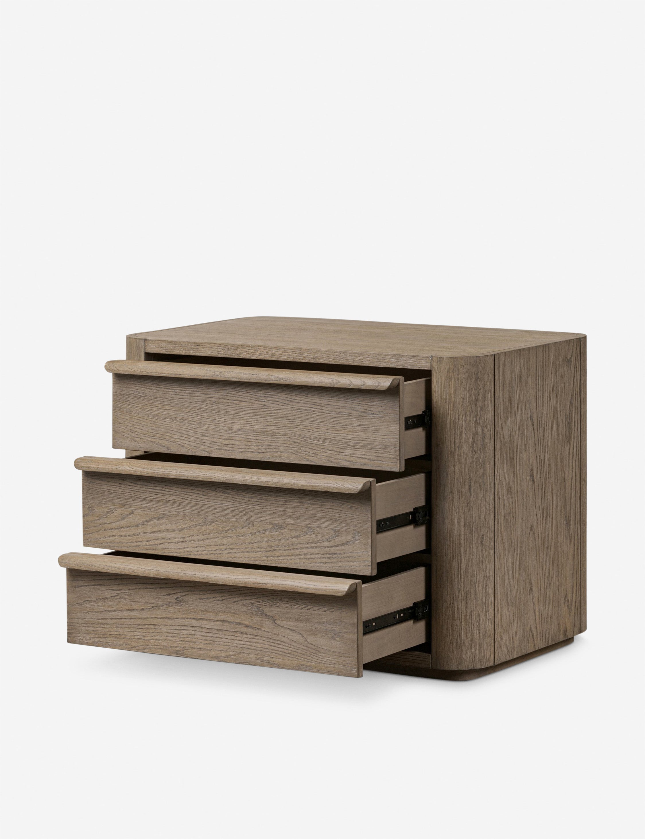 Table de chevet - Une étude d'impact doux, la table de chevet présente des coins arrondis et de larges tiroirs coulissants pour une version raffinée du chevet.