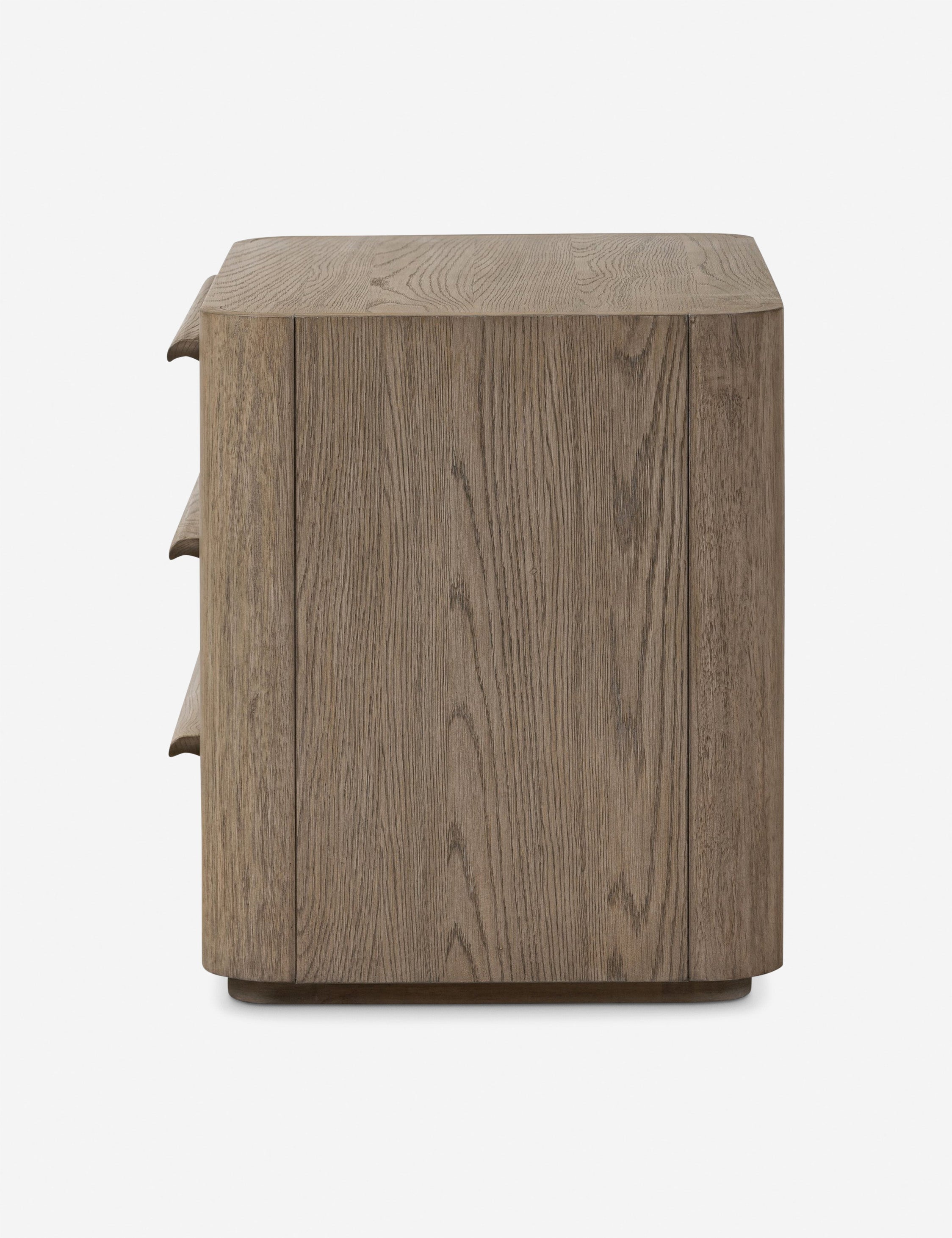 Table de chevet - Une étude d'impact doux, la table de chevet présente des coins arrondis et de larges tiroirs coulissants pour une version raffinée du chevet.
