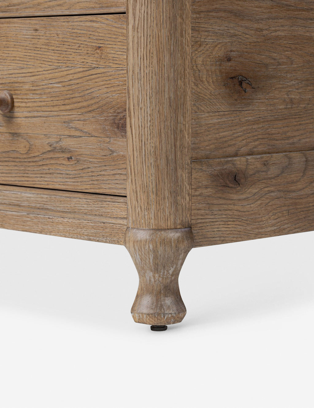 Commode - La commode apporte un style héritage à la chambre à coucher