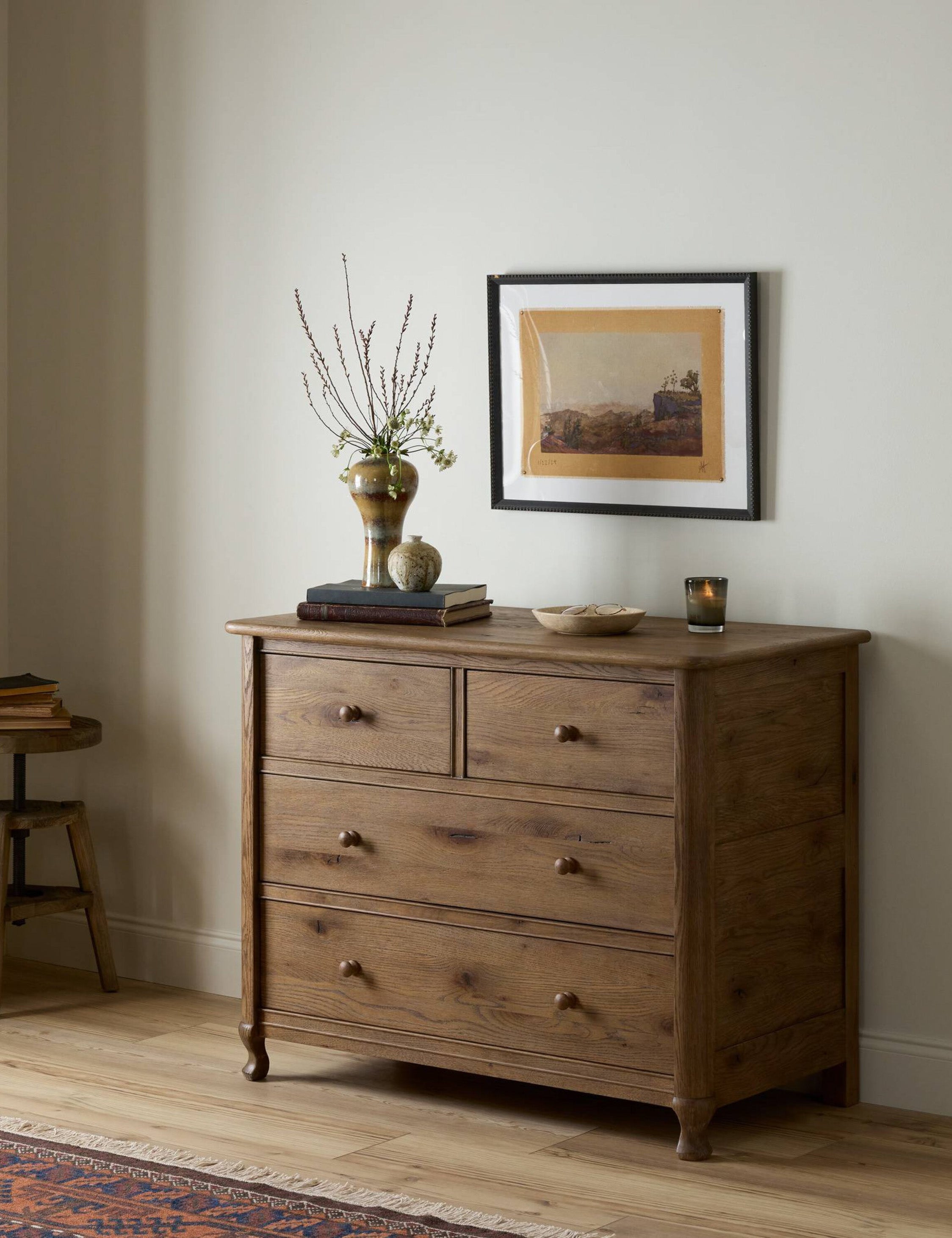 Commode - La commode apporte un style héritage à la chambre à coucher