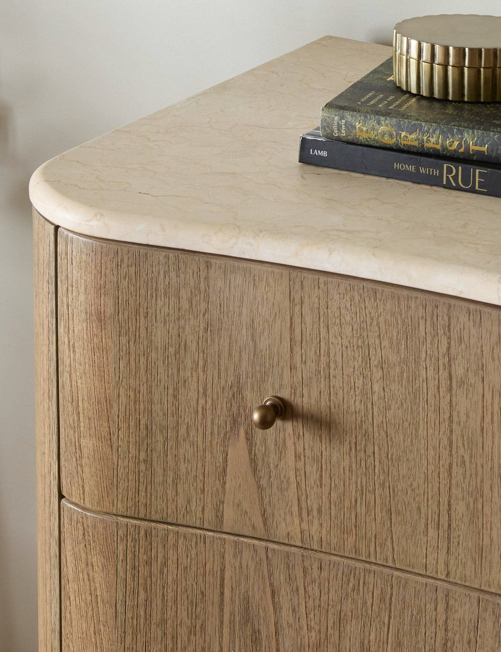 Commode à 5 tiroirs - Cette commode haute apporte des formes sculpturales et une texture organique à votre aménagement