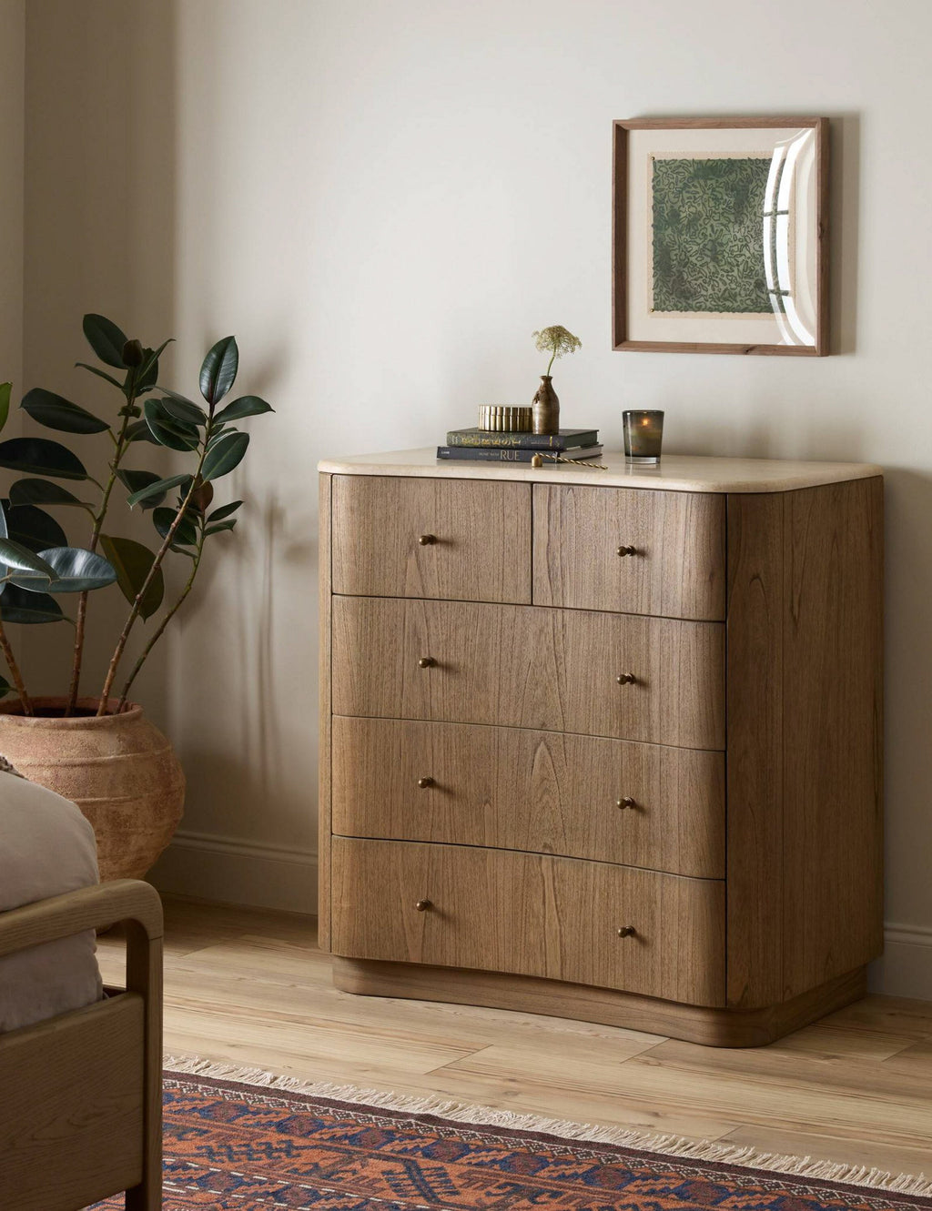 Commode à 5 tiroirs - Cette commode haute apporte des formes sculpturales et une texture organique à votre aménagement