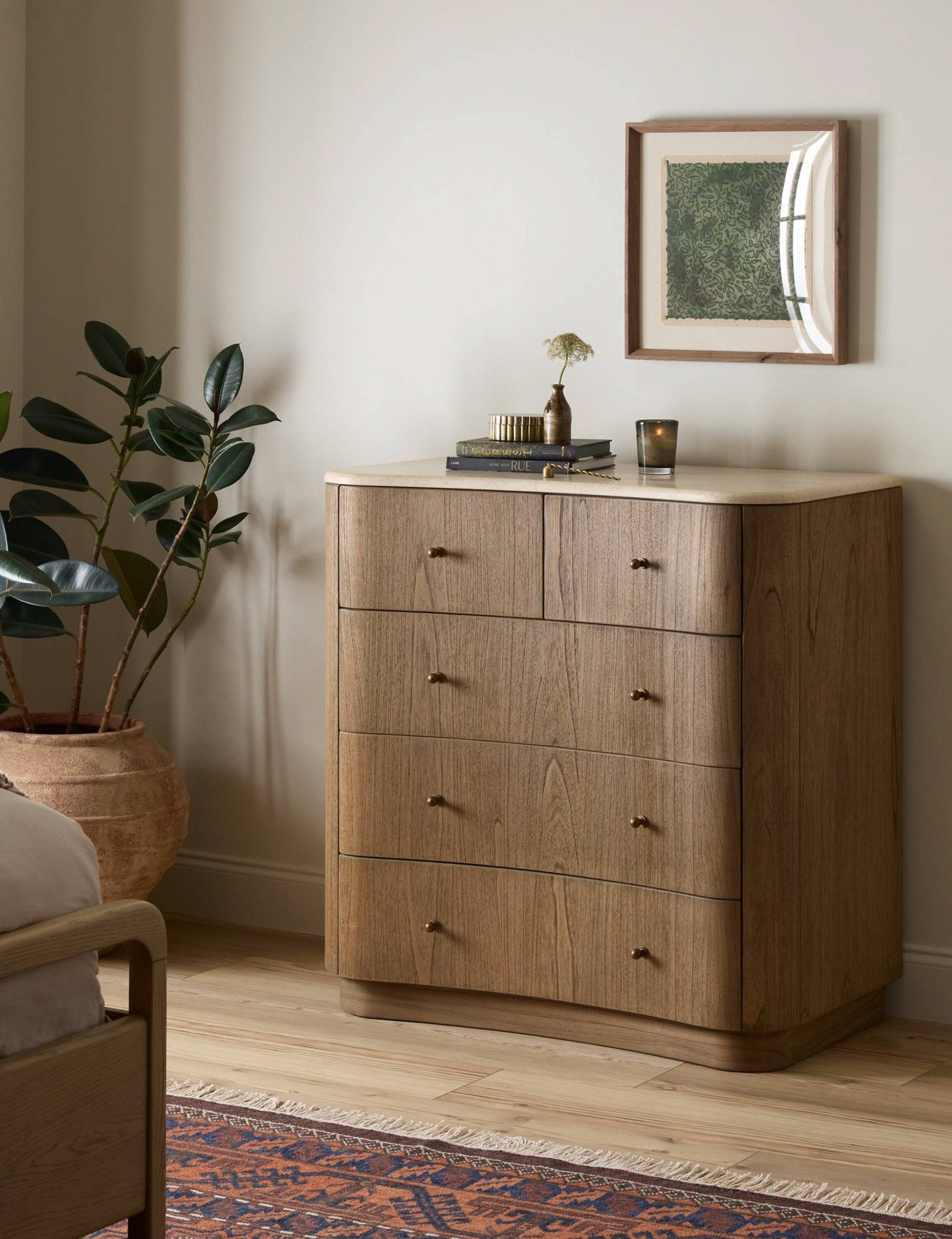 Commode à 5 tiroirs - Cette commode haute apporte des formes sculpturales et une texture organique à votre aménagement