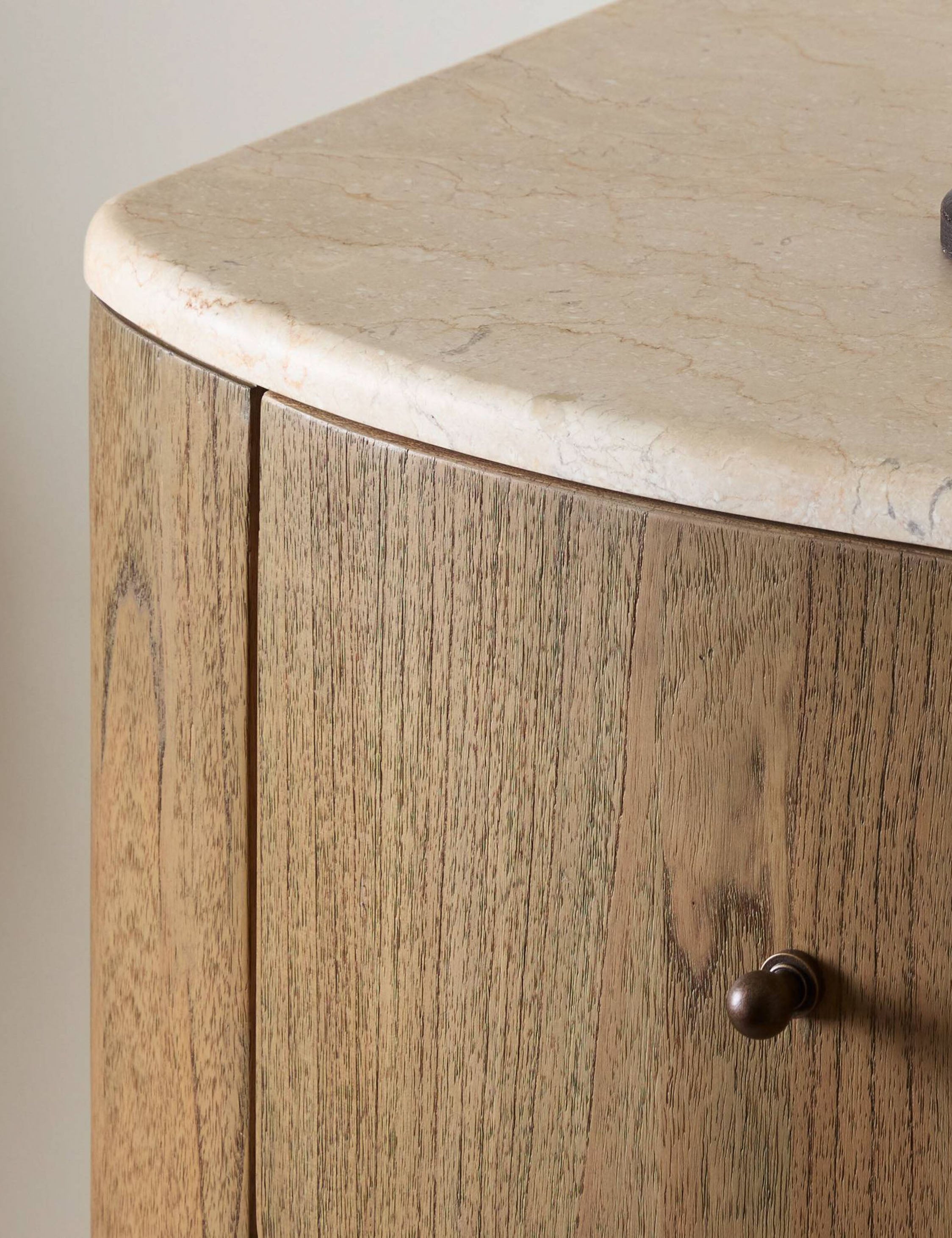 Commode à 6 tiroirs - Cette commode large apporte des formes sculpturales et une texture organique à la chambre à coucher