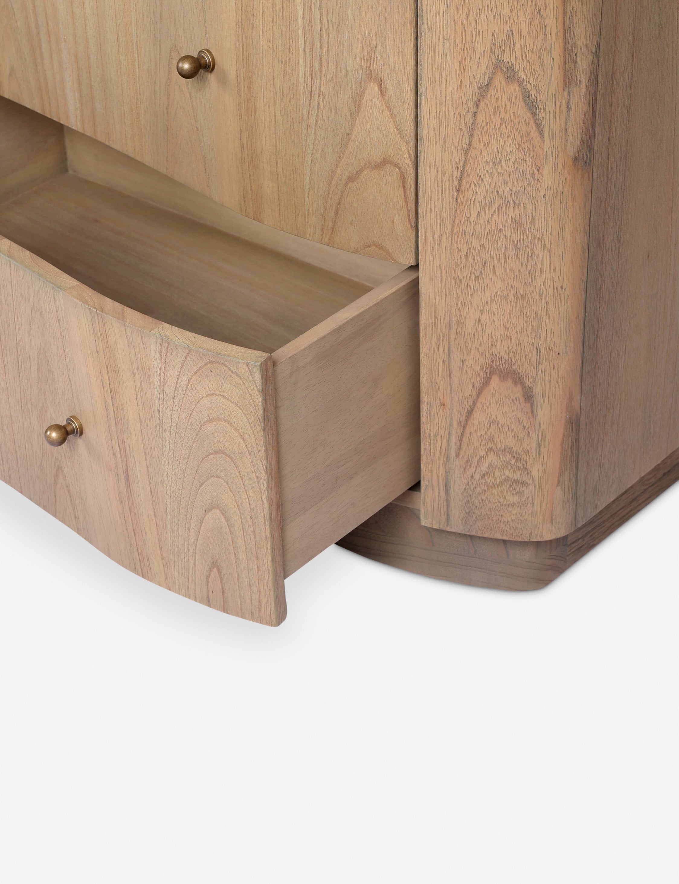 Commode à 6 tiroirs - Cette commode large apporte des formes sculpturales et une texture organique à la chambre à coucher