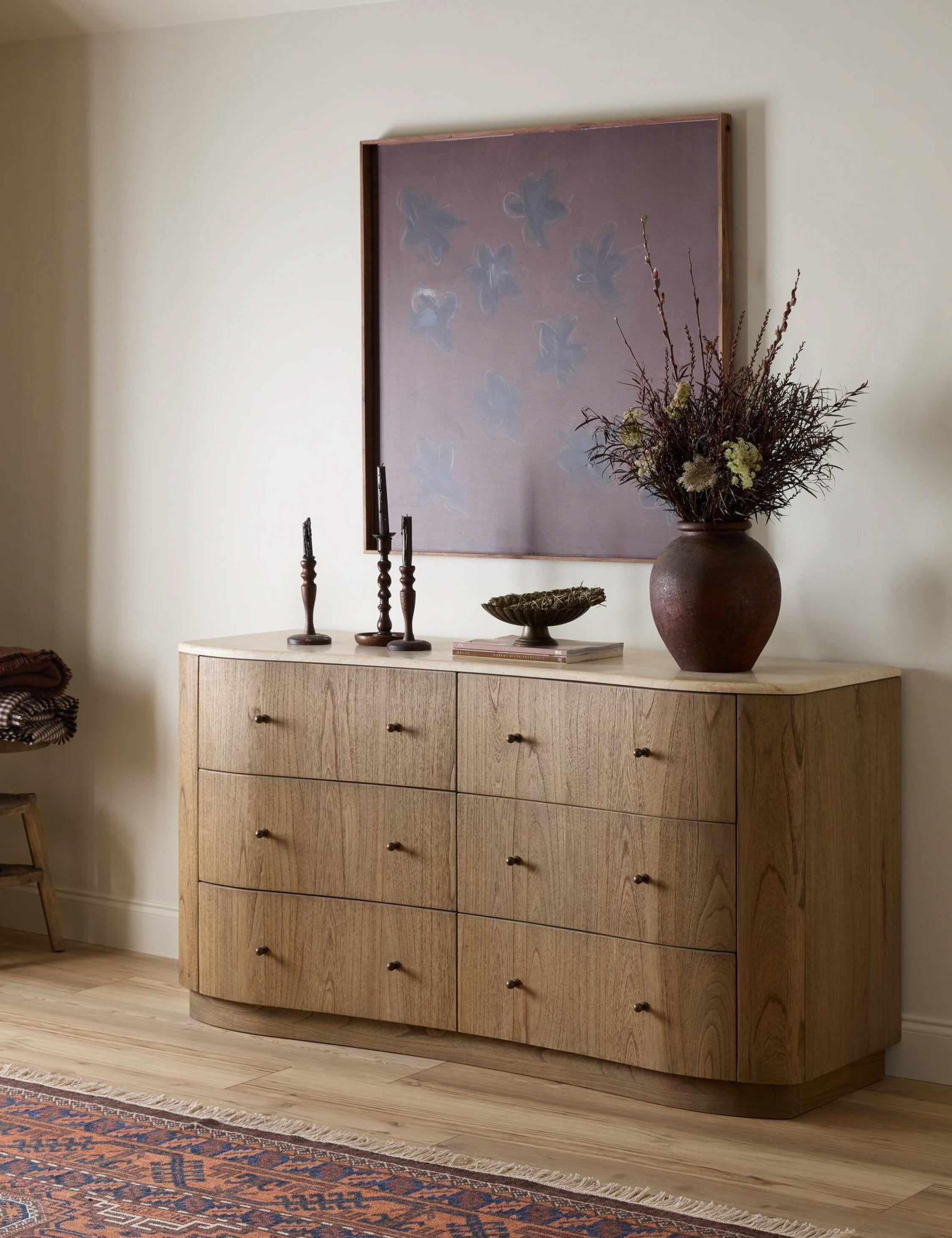 Commode à 6 tiroirs - Cette commode large apporte des formes sculpturales et une texture organique à la chambre à coucher