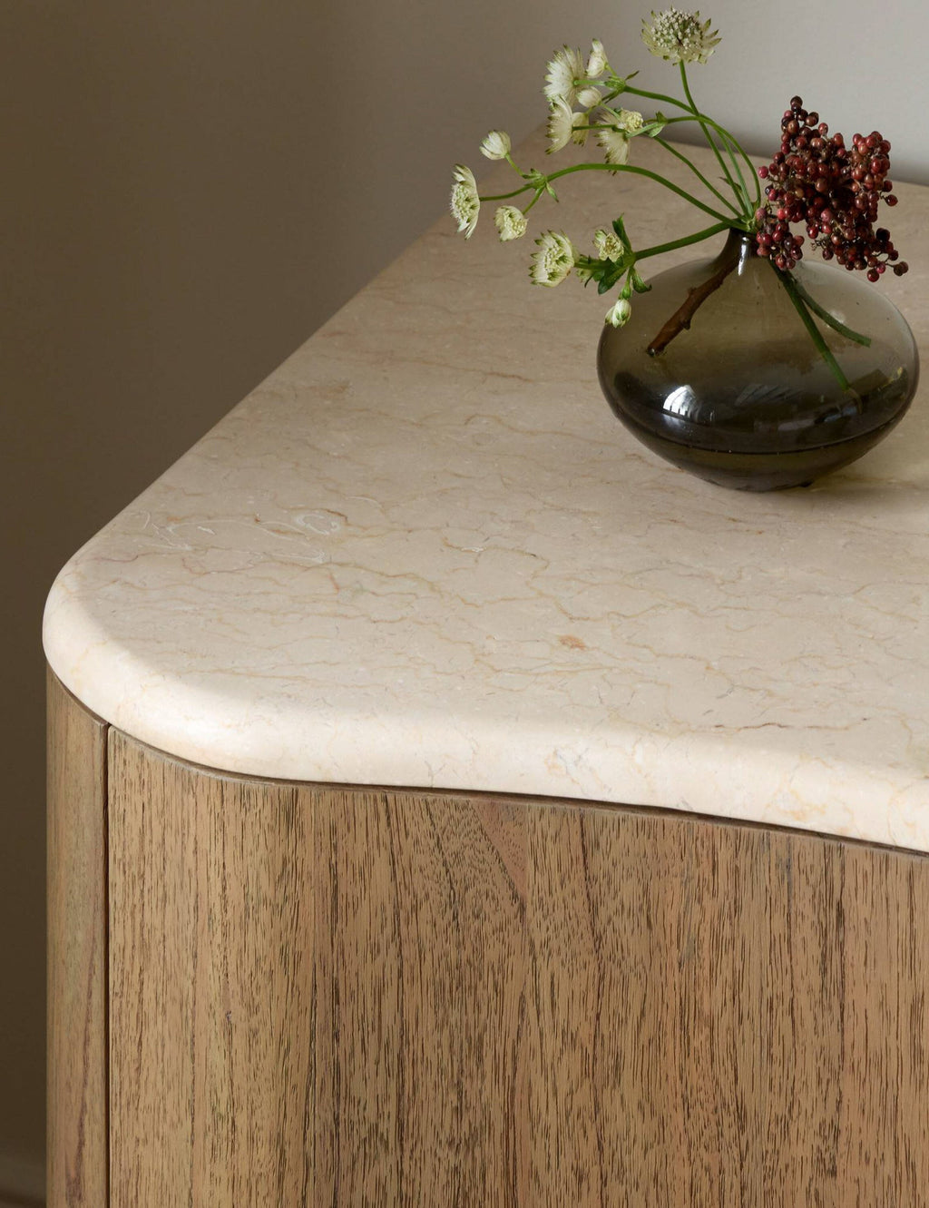Table de chevet - La table de chevet apporte des formes sculpturales et une texture organique à votre chambre