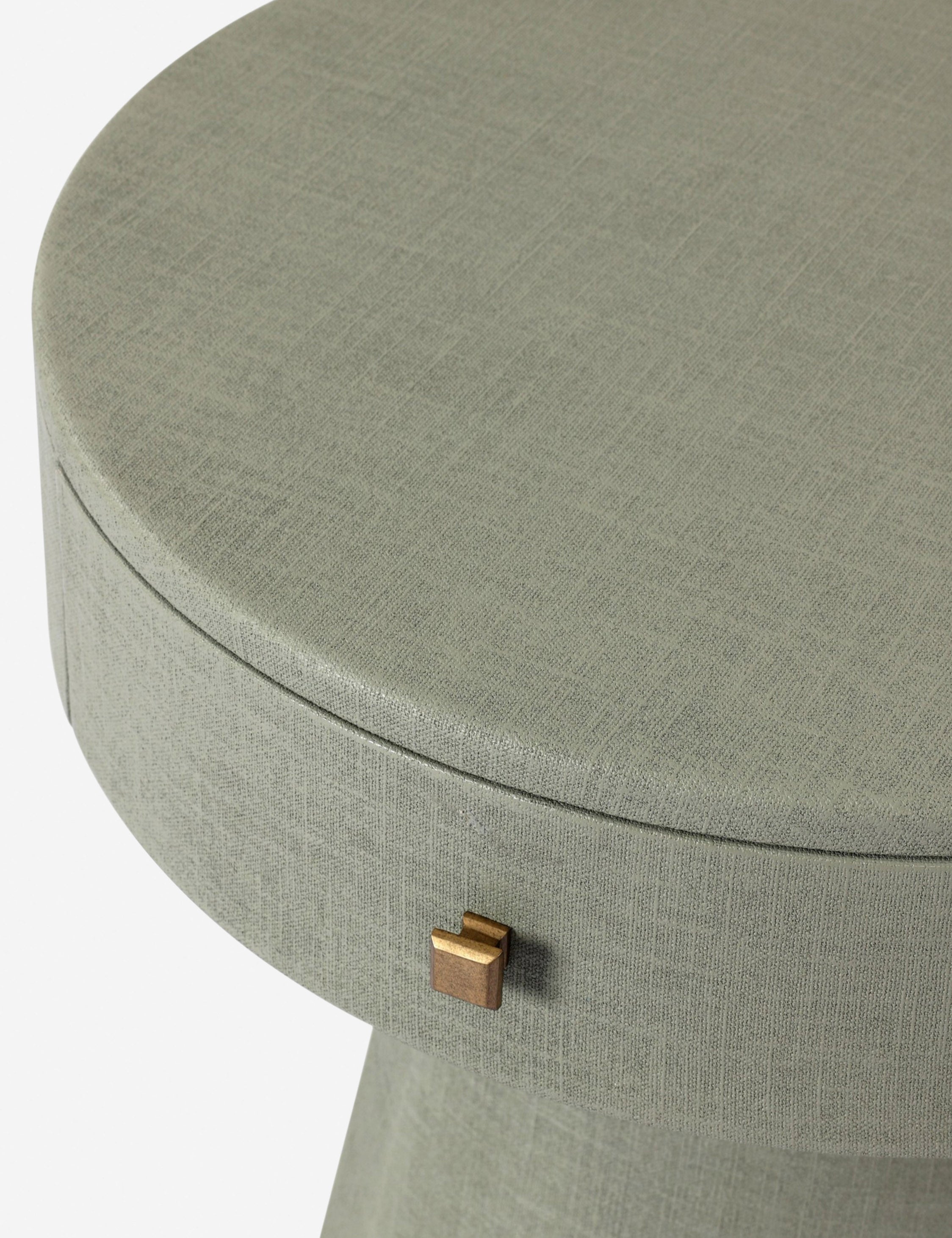Table de chevet - Avec sa silhouette chic et son revêtement en lin peint, la table de chevet allie charme et touche de modernité