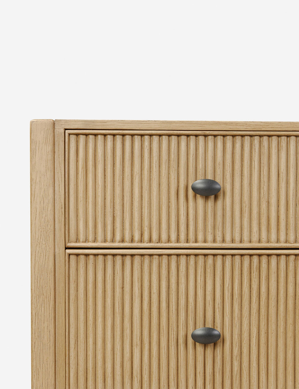 Commode - Les cannelures festonnées et les détails légèrement arqués confèrent un charme raffiné