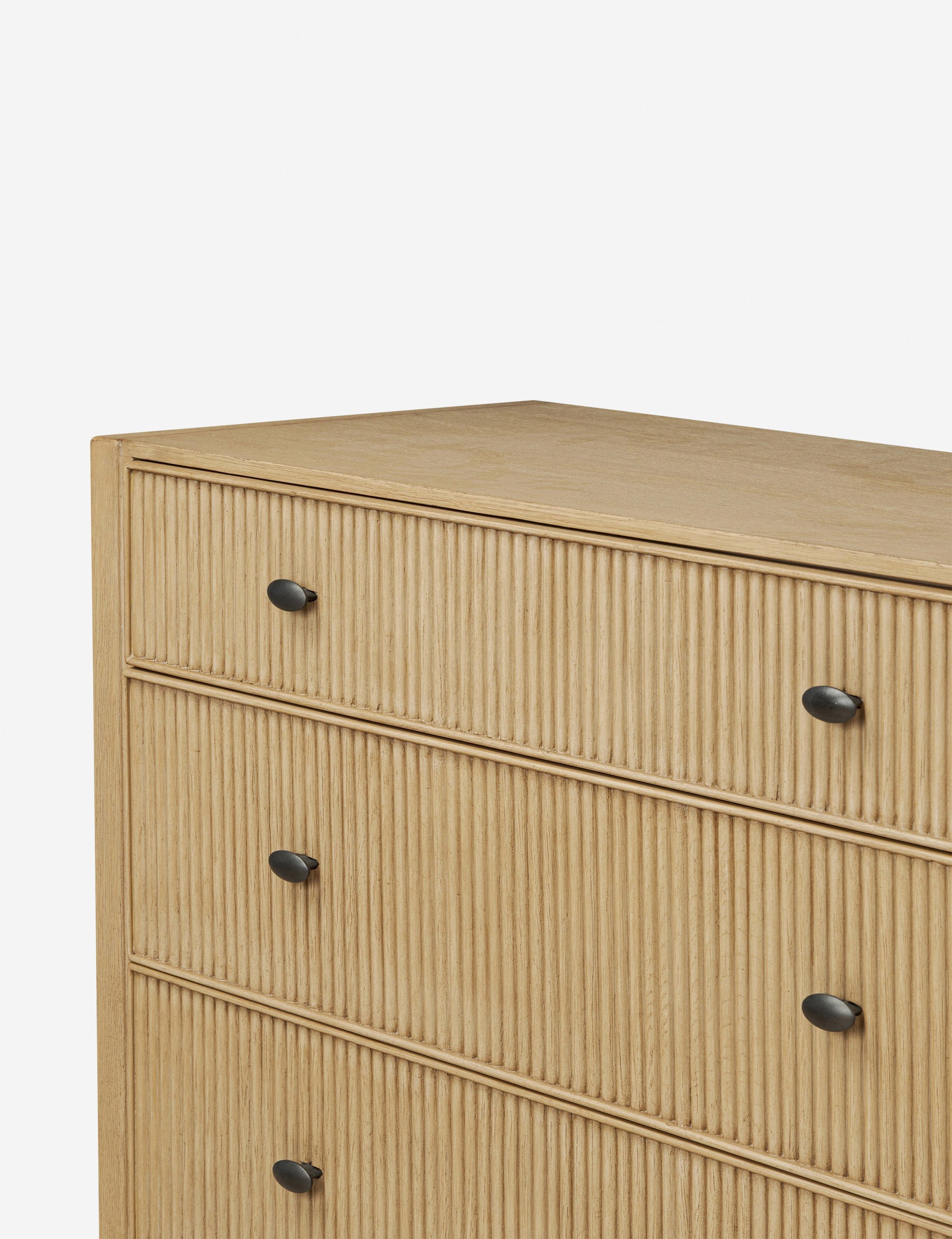 Commode - Les cannelures festonnées et les détails légèrement arqués confèrent un charme raffiné