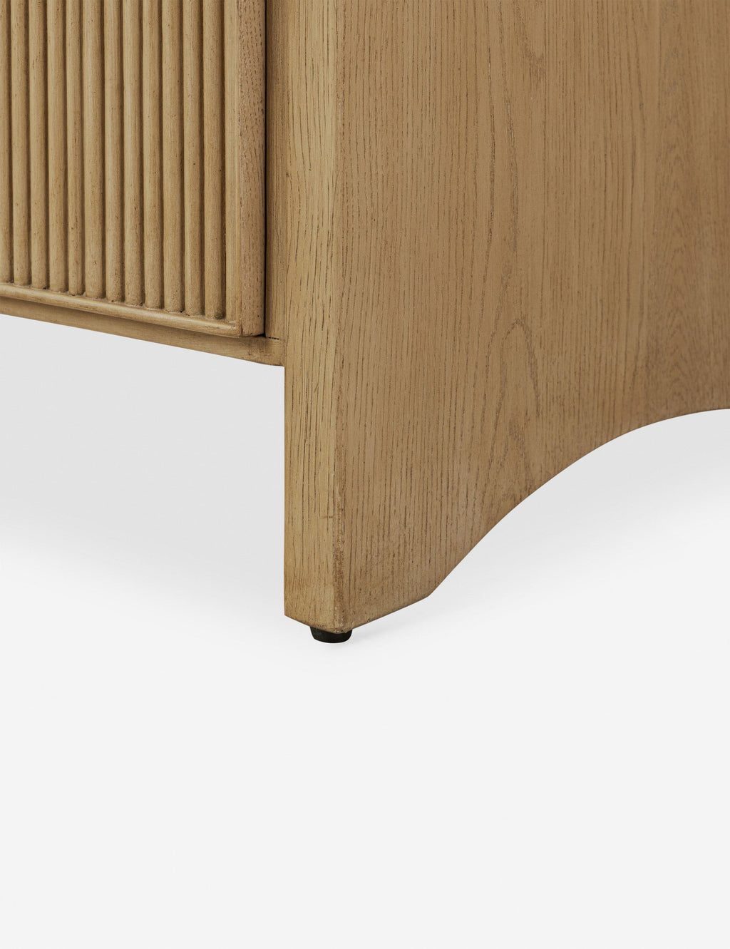 Commode - Les cannelures festonnées et les détails légèrement arqués confèrent un charme raffiné