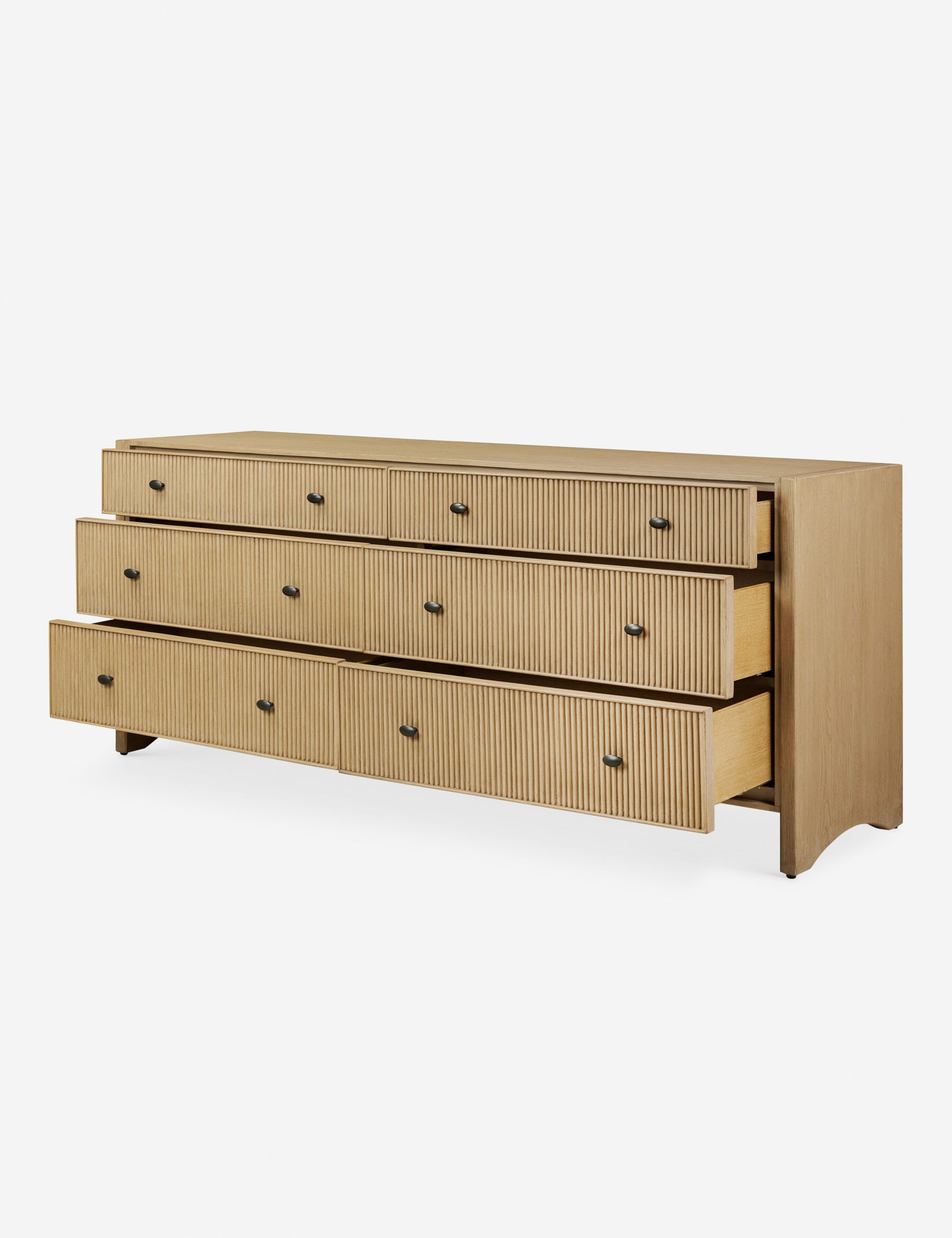 Commode - Les cannelures festonnées et les détails légèrement arqués confèrent un charme raffiné