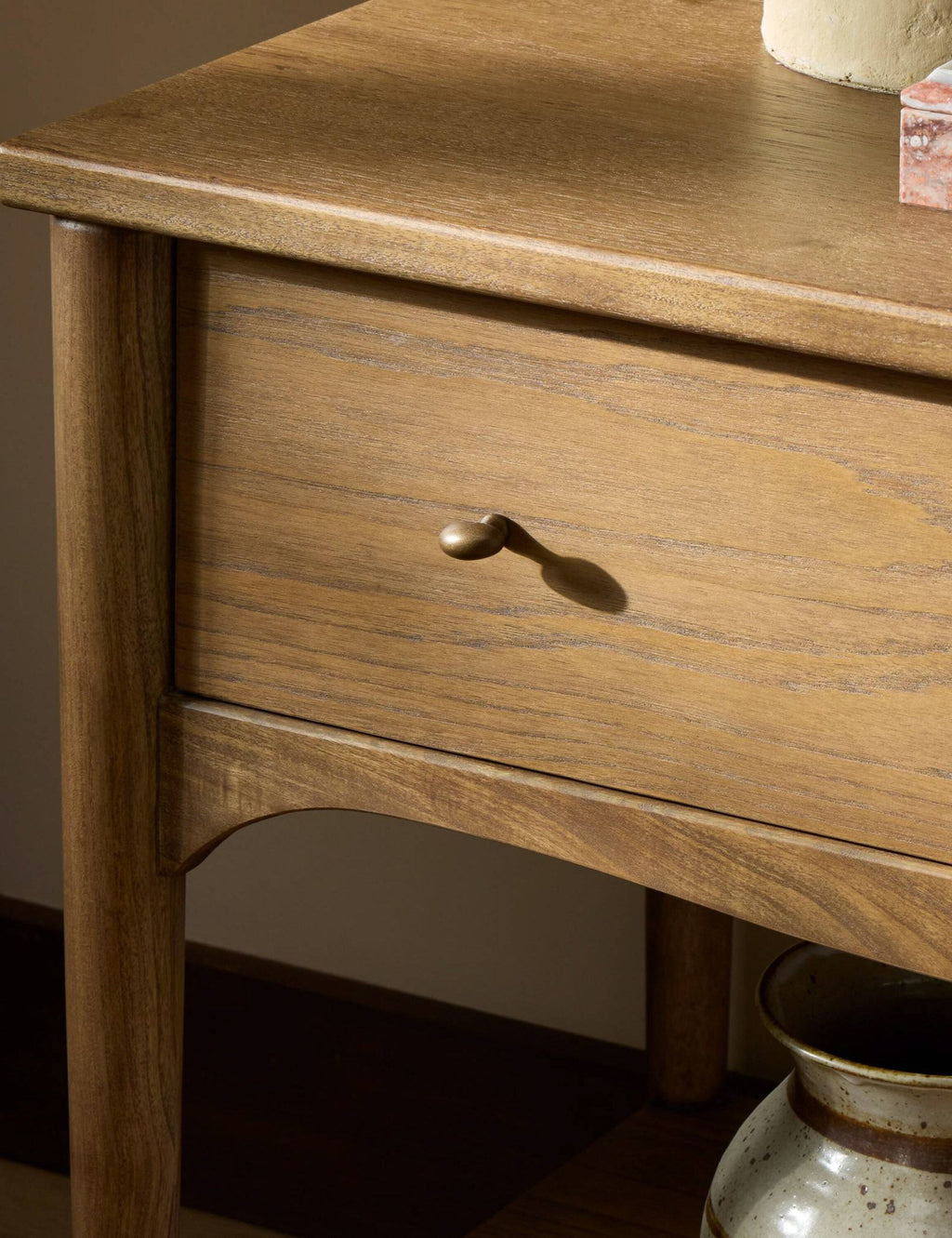 Table de chevet – apporte son savoir-faire exceptionnel à une collection intemporelle enracinée dans le style «