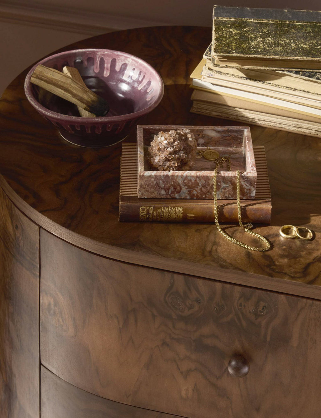 Table de chevet - apporte leur savoir-faire exceptionnel à une collection intemporelle ancrée dans '