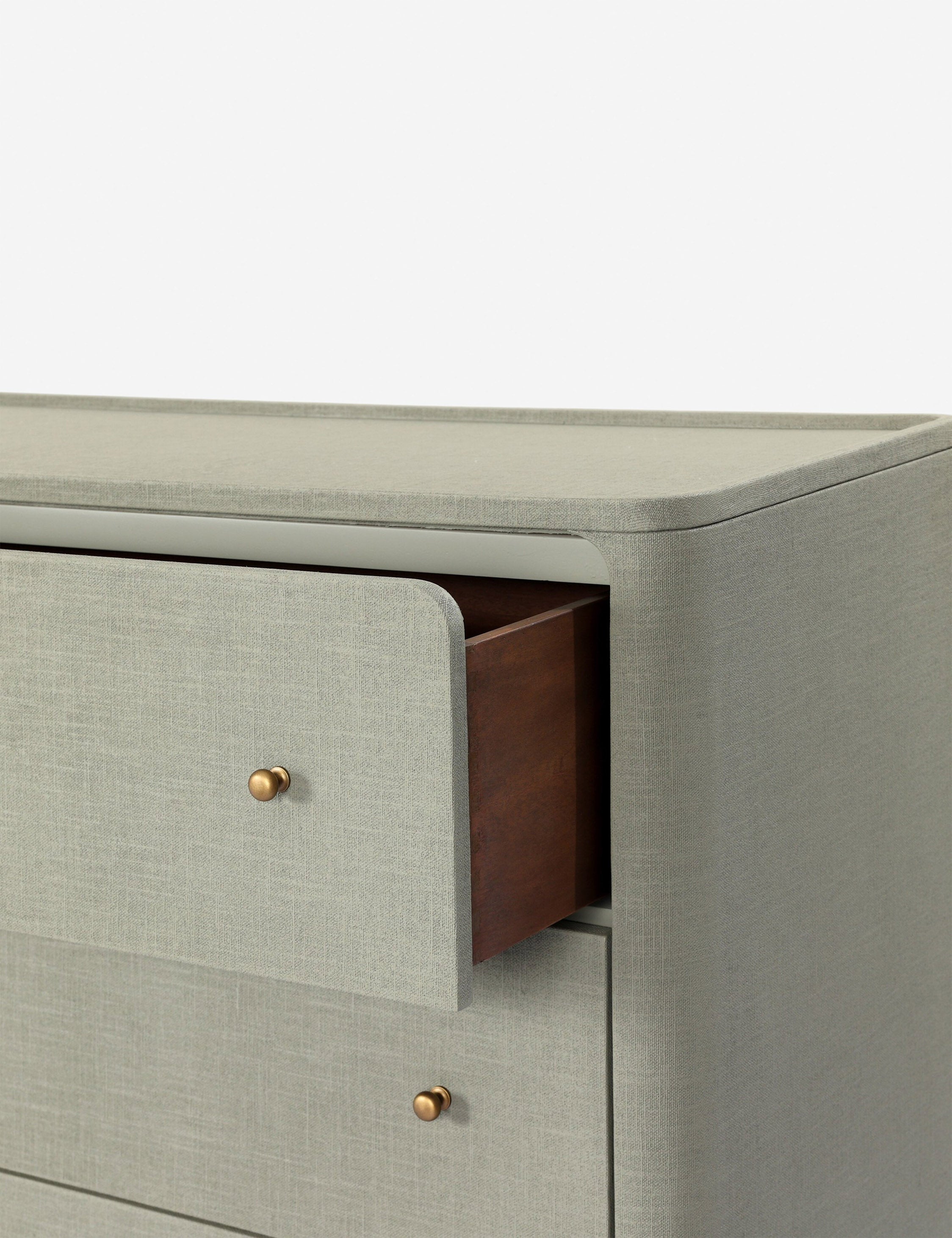 Dresser - apporte son savoir-faire exceptionnel à une collection intemporelle ancrée dans