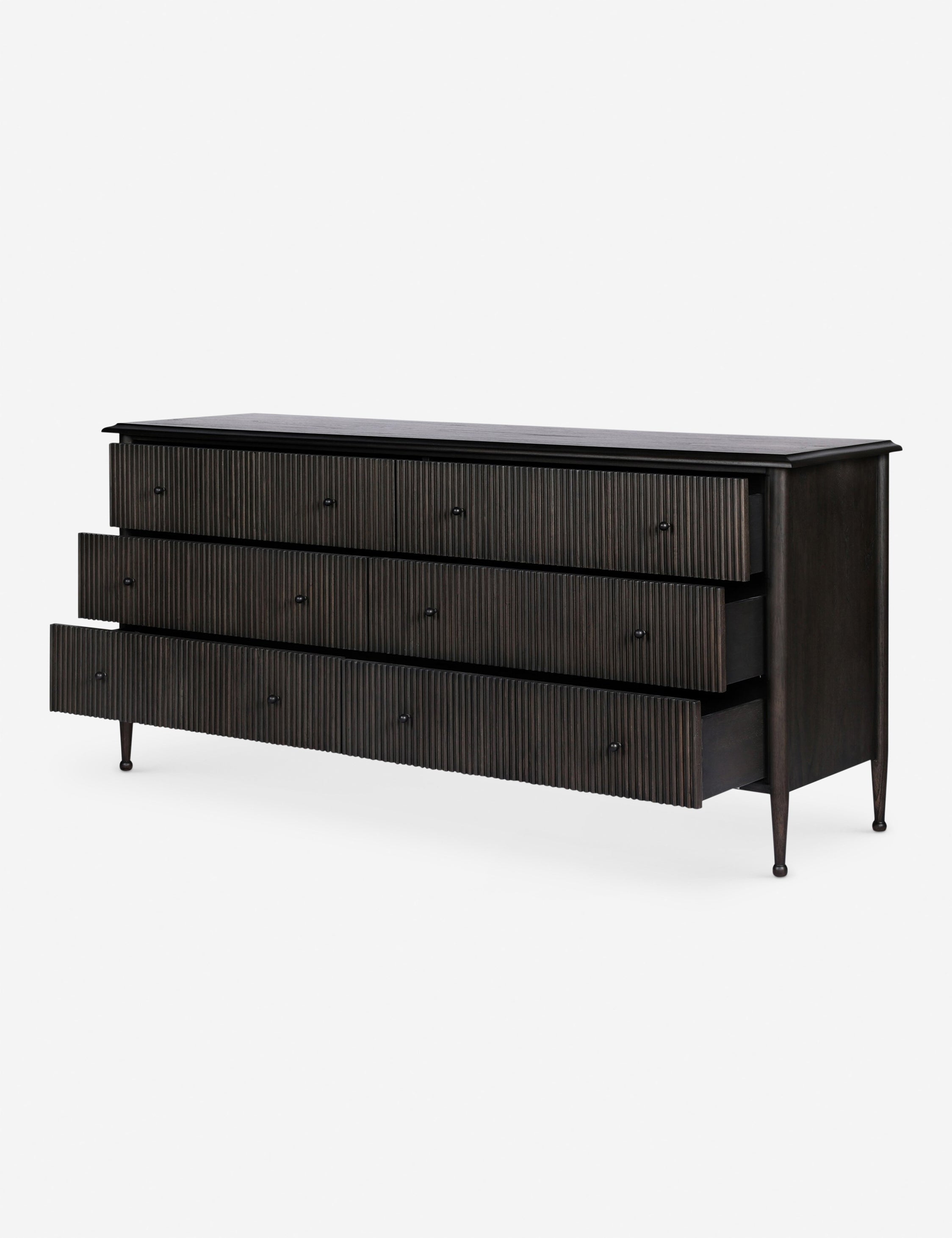 Dresser - apporte son savoir-faire exceptionnel à une collection intemporelle ancrée dans