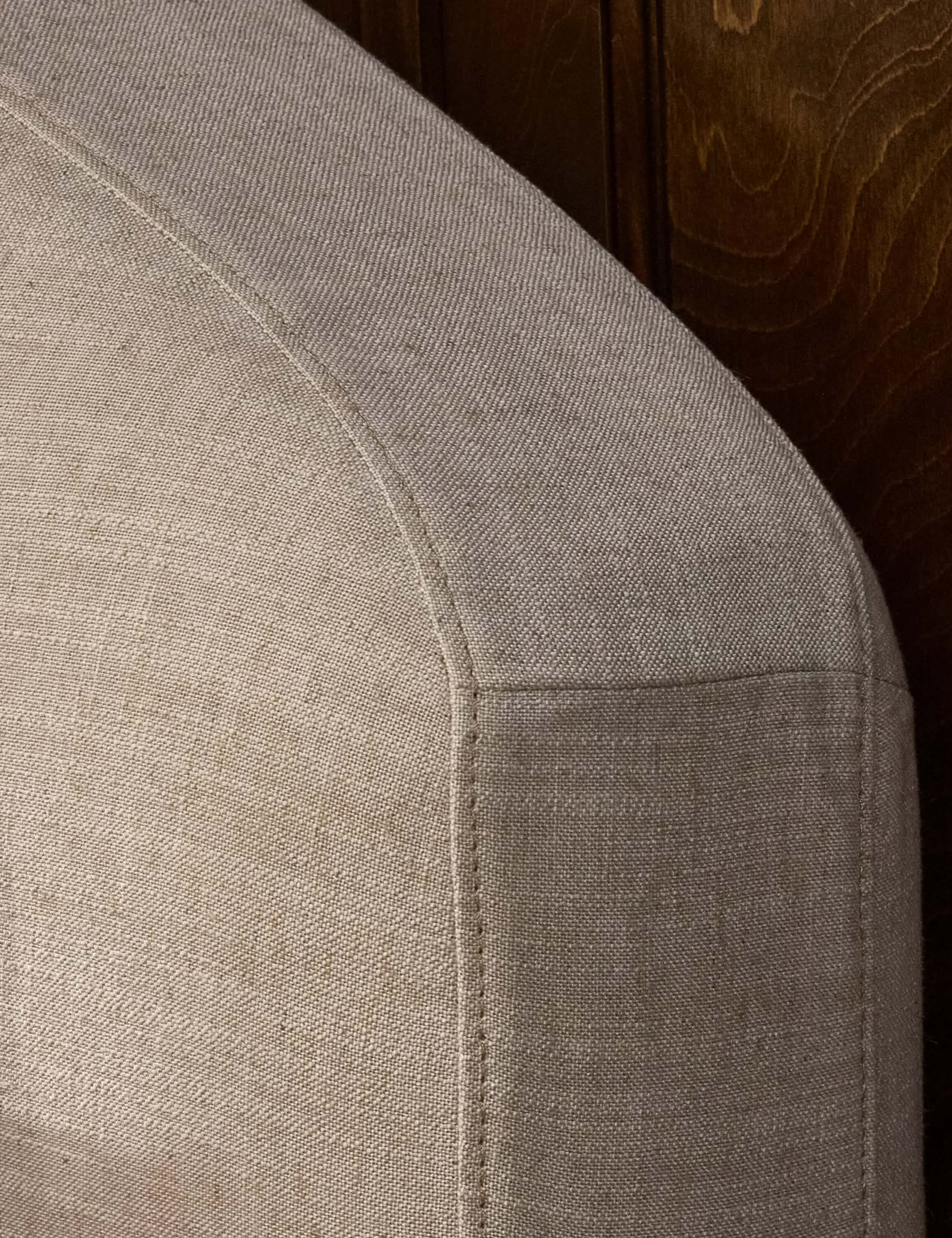 Lit plateforme à housse - Un arceau doux et une housse ajustée confèrent au lit une allure décontractée et raffinée