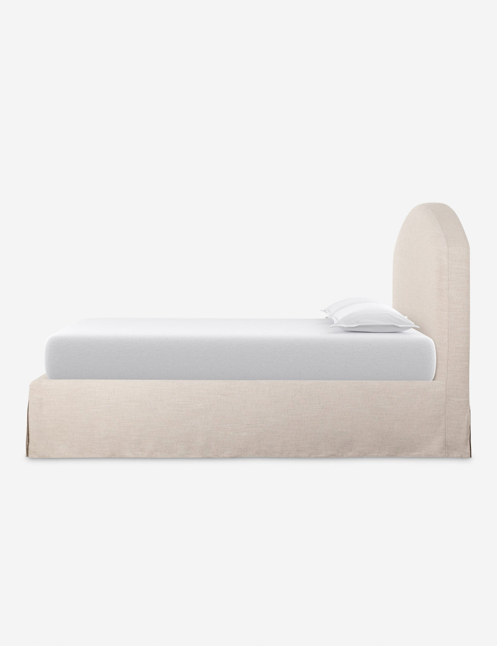 Lit plateforme à housse - Un arceau doux et une housse ajustée confèrent au lit une allure décontractée et raffinée