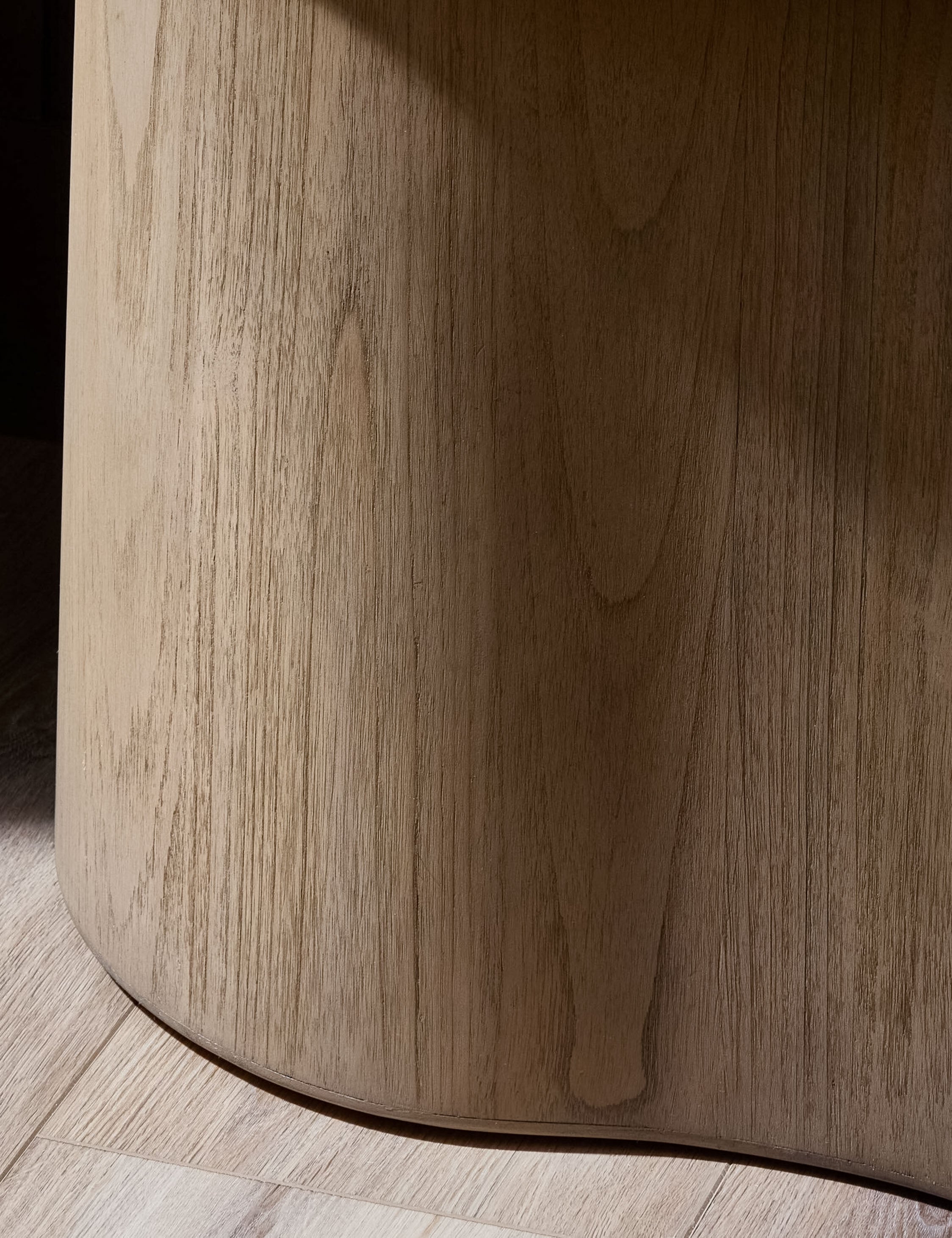 Table de chevet - Son bois chaud, ses courbes douces et son dessus en marbre crème confèrent instantanément à la table de chevet une touche d'élégance.