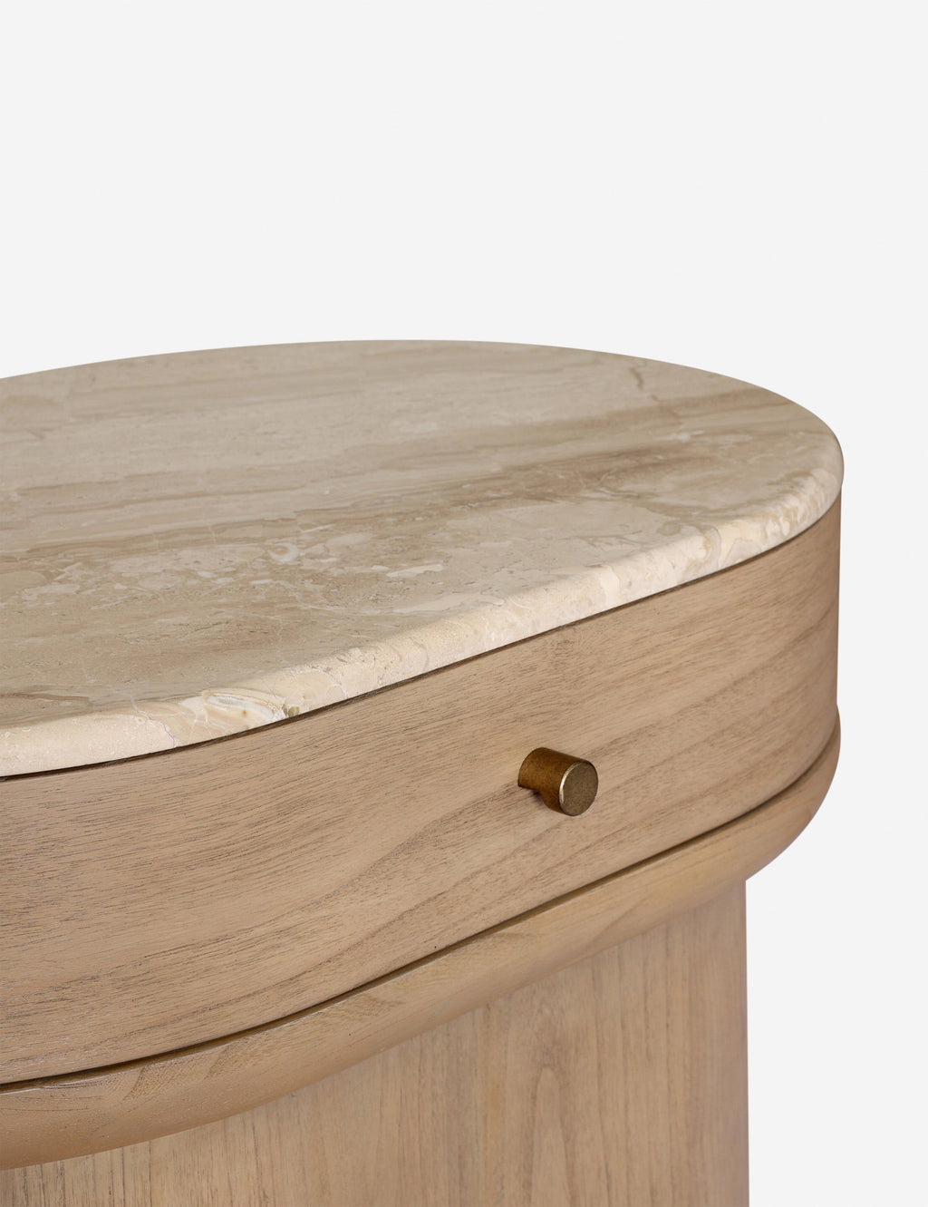 Table de chevet - Son bois chaud, ses courbes douces et son dessus en marbre crème confèrent instantanément à la table de chevet une touche d'élégance.