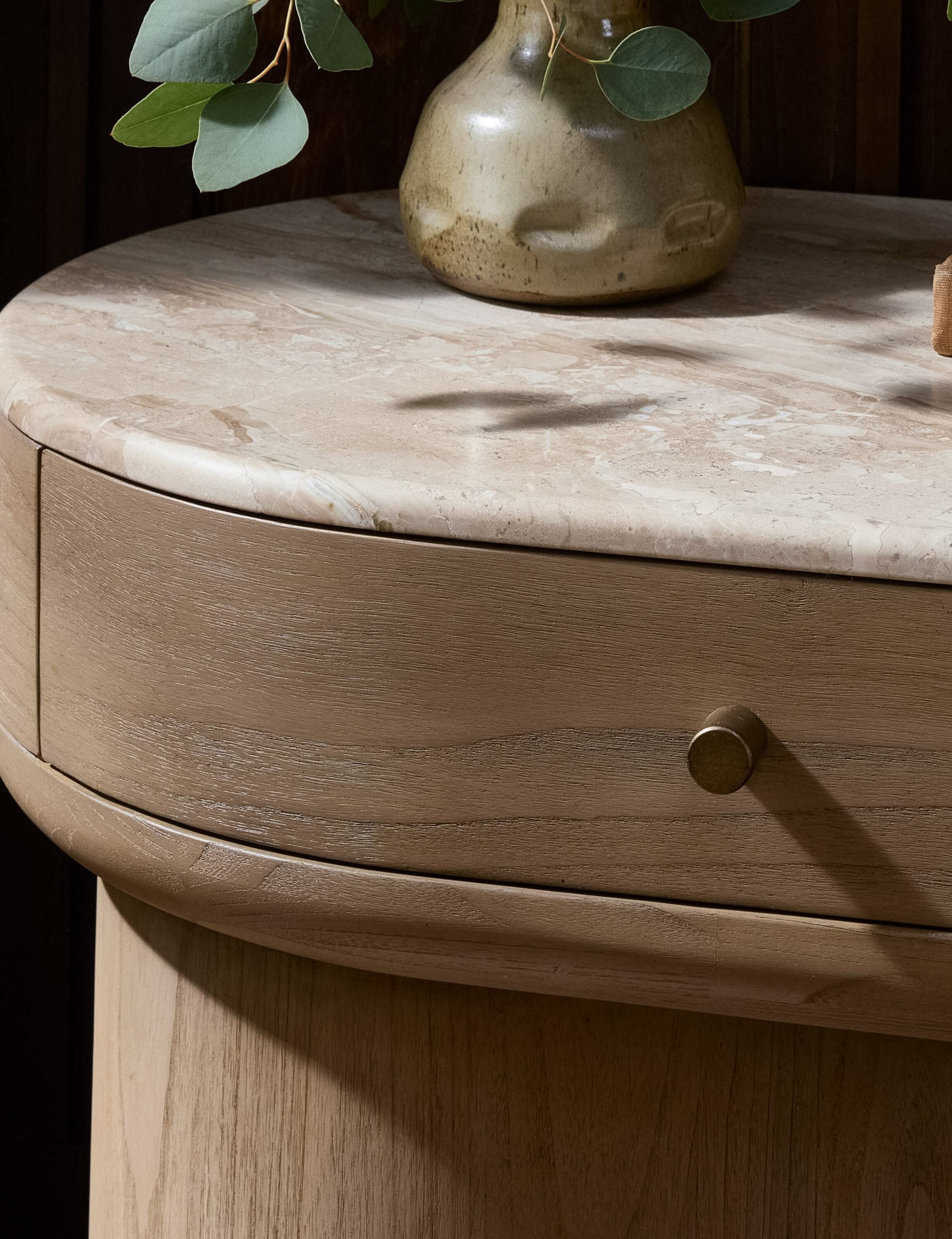 Table de chevet - Son bois chaud, ses courbes douces et son dessus en marbre crème confèrent instantanément à la table de chevet une touche d'élégance.