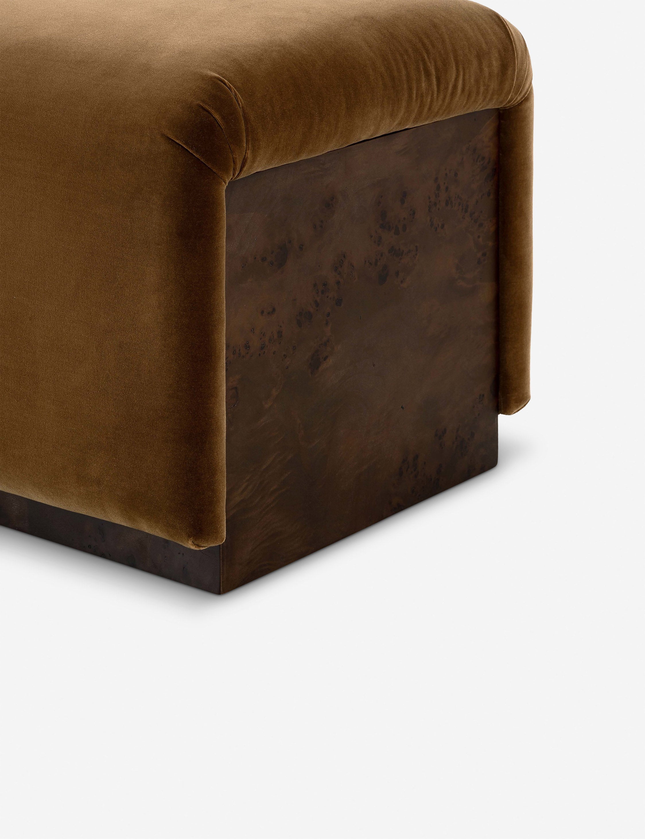 Banc - Un velours couleur moutarde profonde et du bois de loupe teinté foncé confèrent au banc d'appoint son aspect riche et luxueux.