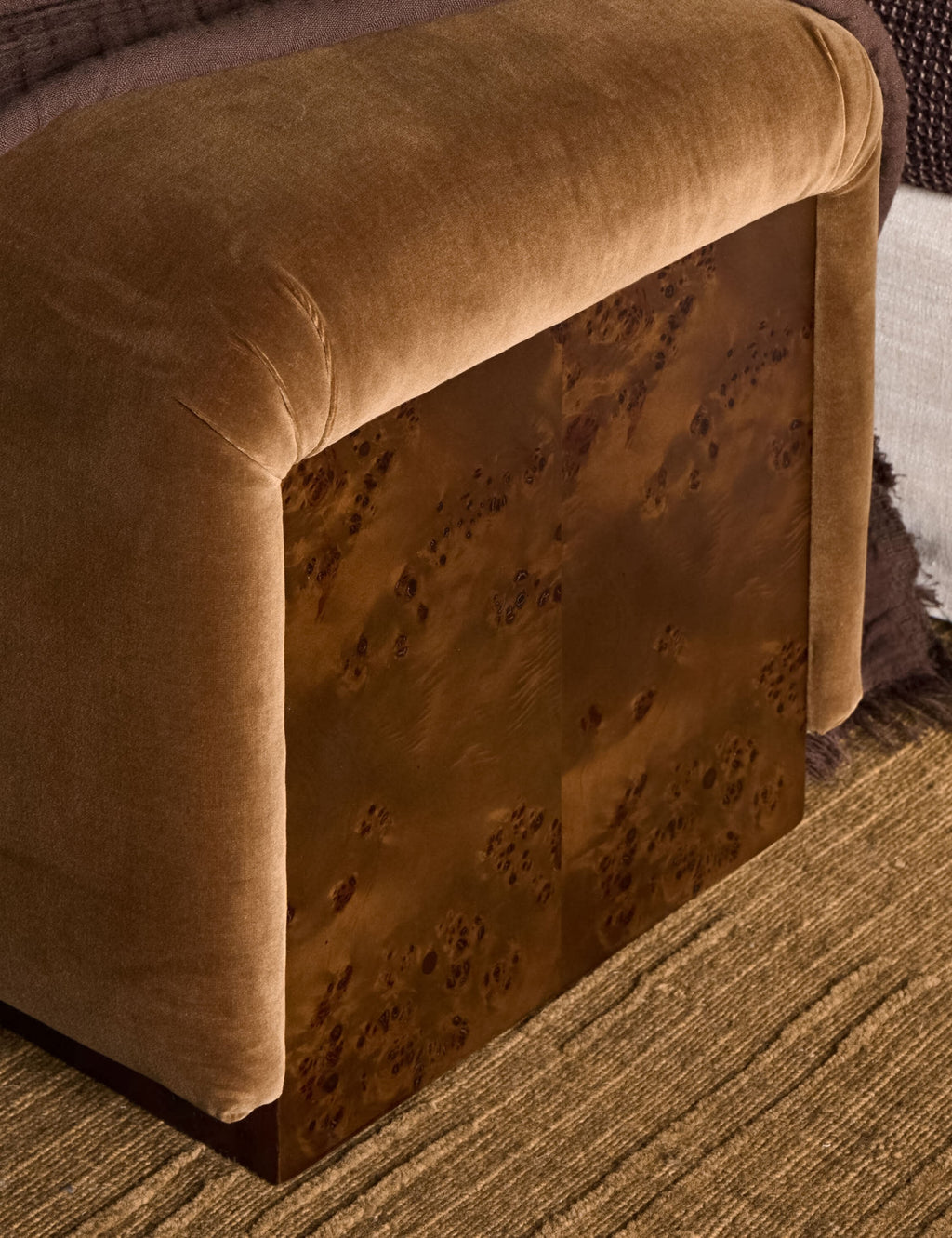 Banc - Un velours couleur moutarde profonde et du bois de loupe teinté foncé confèrent au banc d'appoint son aspect riche et luxueux.