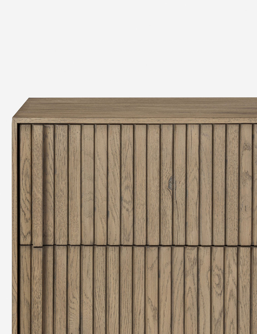 Commode - Les détails verticaux en forme de cannelures apportent profondeur et texture à la commode