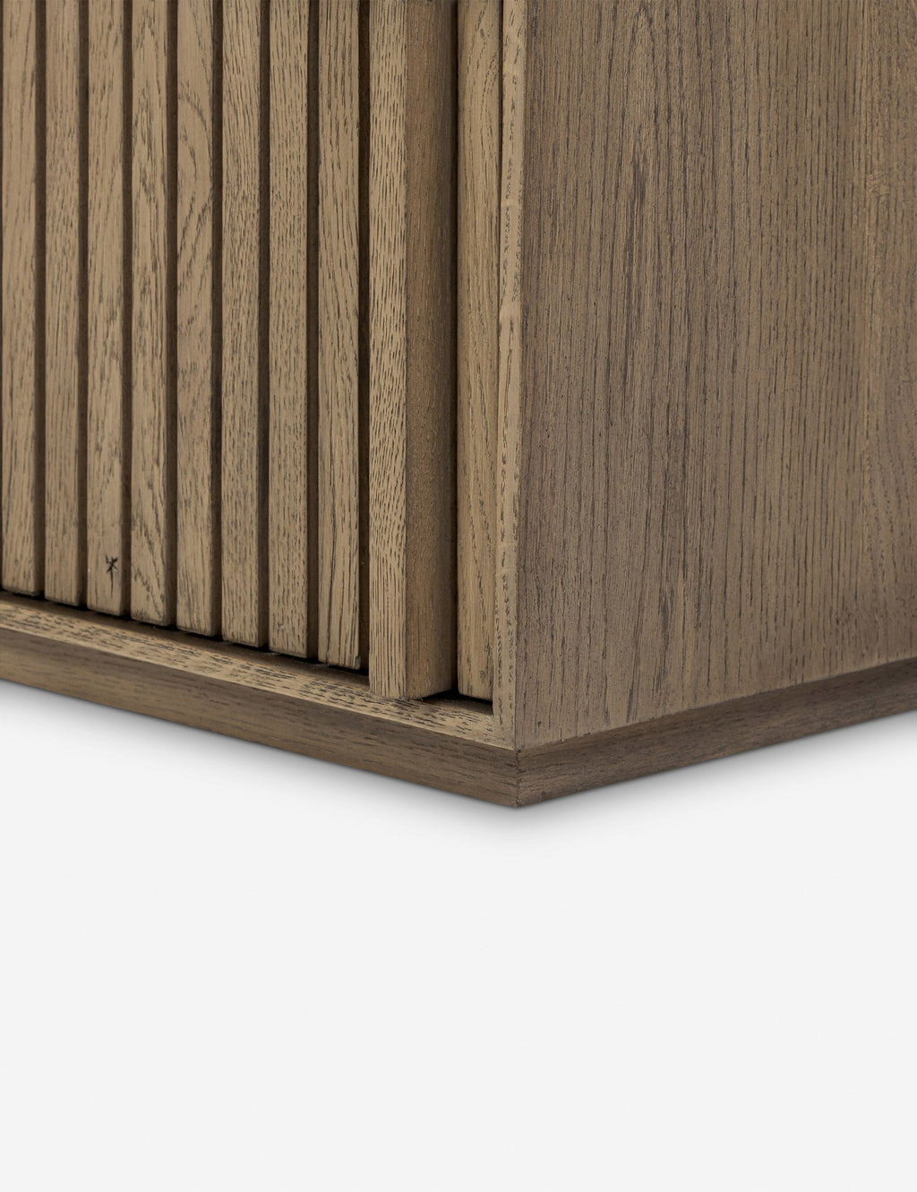 Commode - Les détails verticaux en forme de cannelures apportent profondeur et texture à la commode