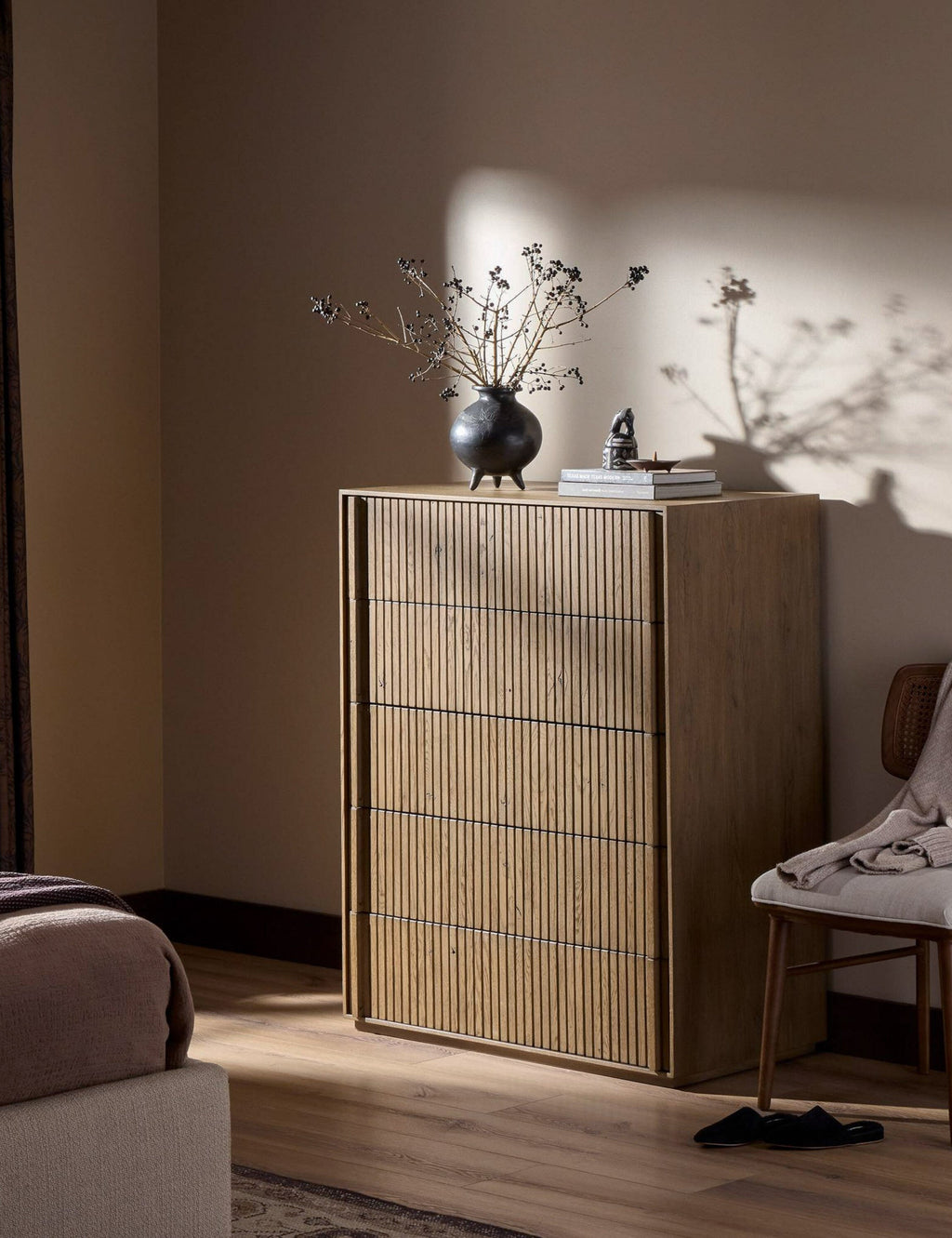 Commode - Les détails verticaux en forme de cannelures apportent profondeur et texture à la commode