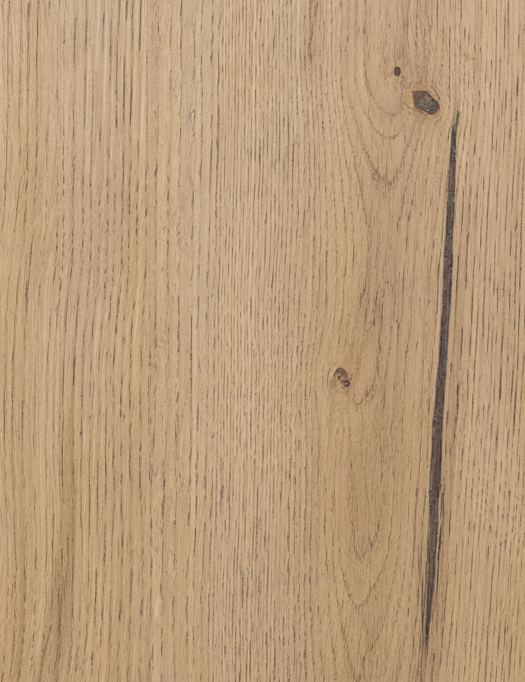 Commode - Les détails verticaux en forme de cannelures apportent profondeur et texture à la commode