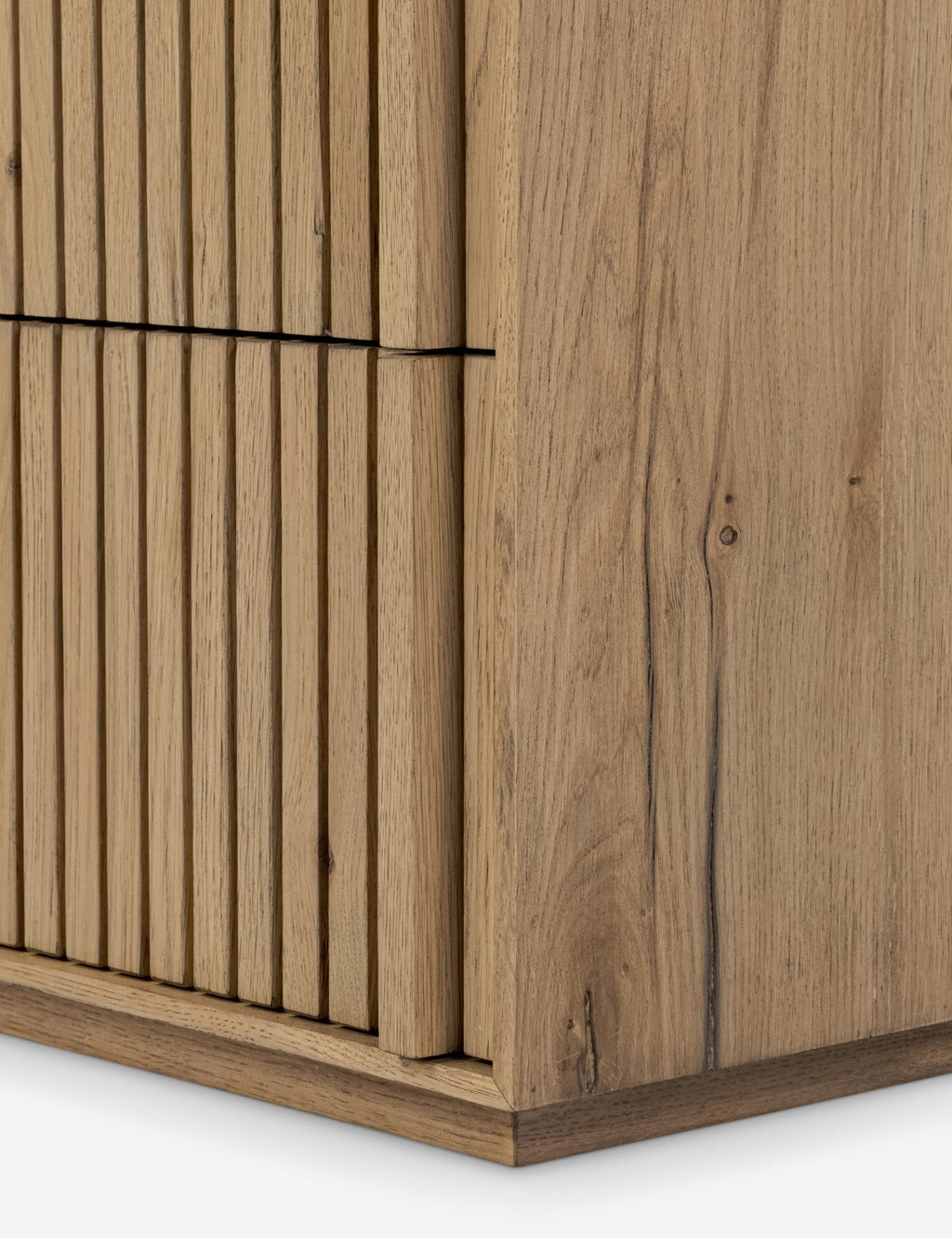 Commode - Les détails verticaux en forme de cannelures apportent profondeur et texture à la commode