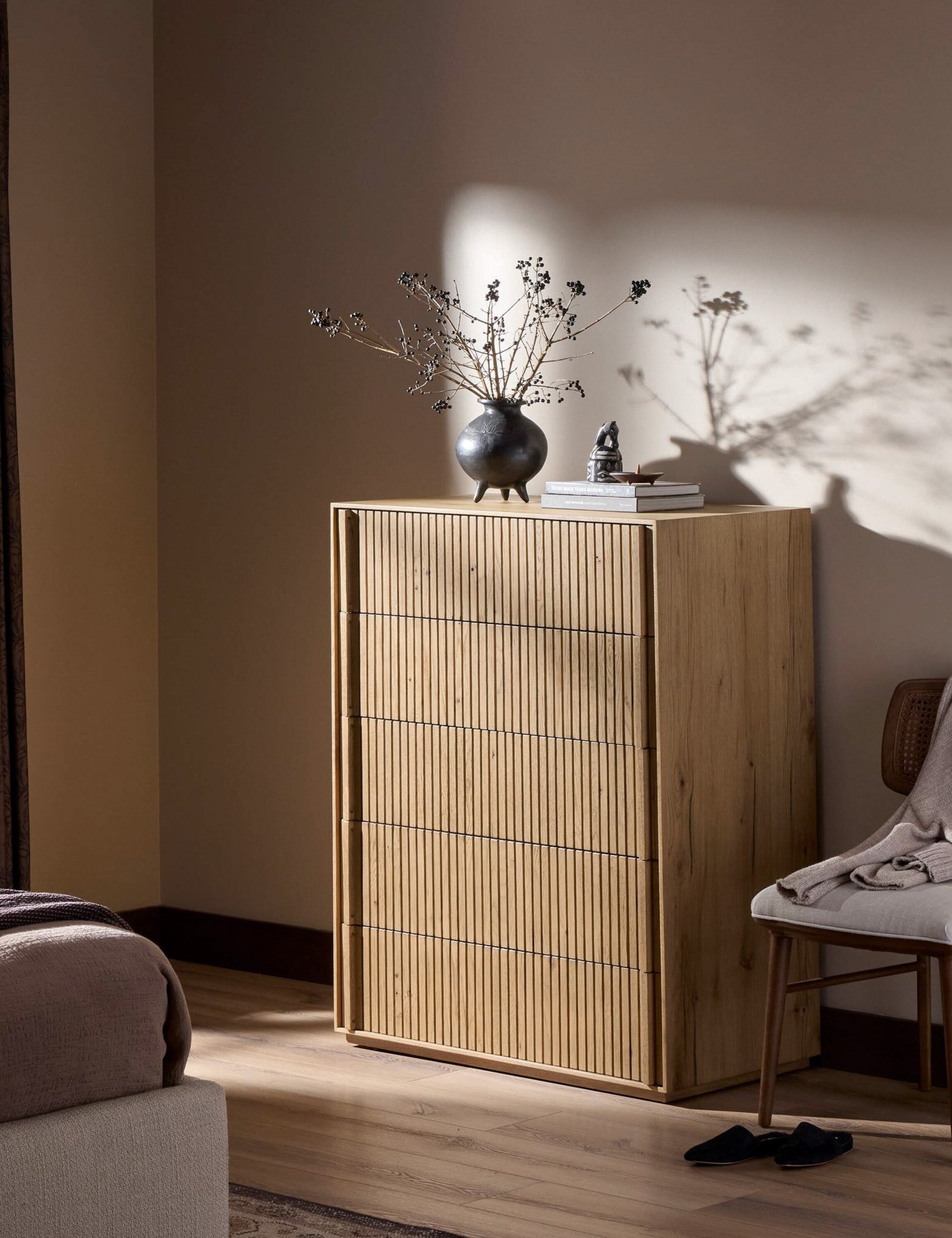 Commode - Les détails verticaux en forme de cannelures apportent profondeur et texture à la commode