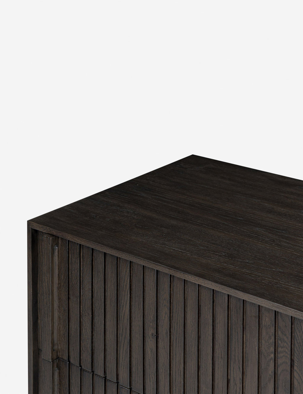 Commode - Les détails verticaux en forme de cannelures apportent profondeur et texture à la commode