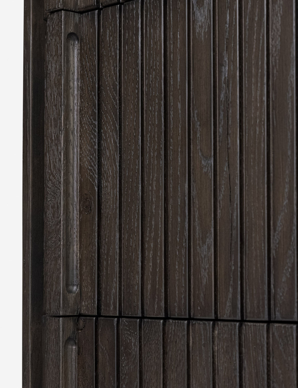 Commode - Les détails verticaux en forme de cannelures apportent profondeur et texture à la commode