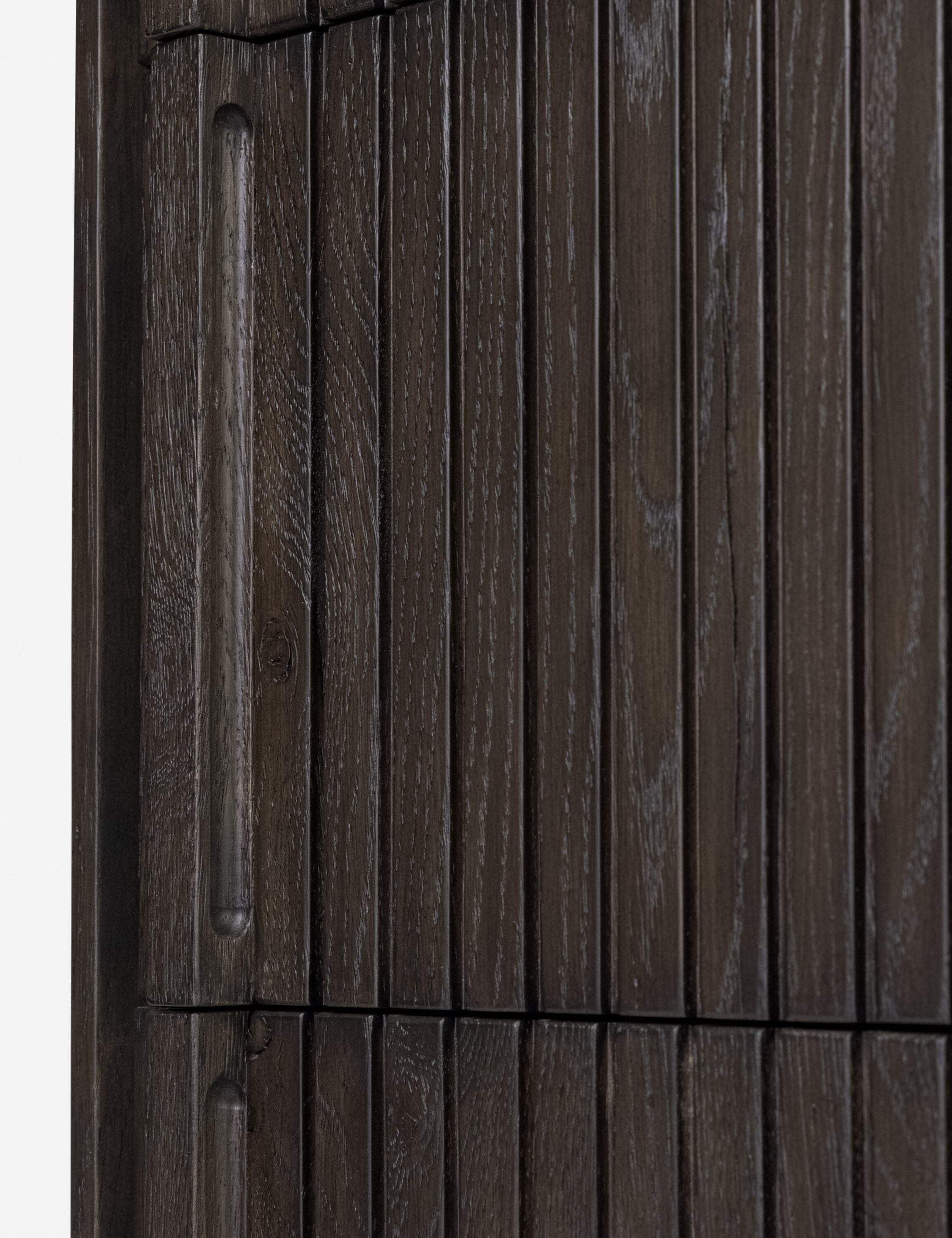 Commode - Les détails verticaux en forme de cannelures apportent profondeur et texture à la commode