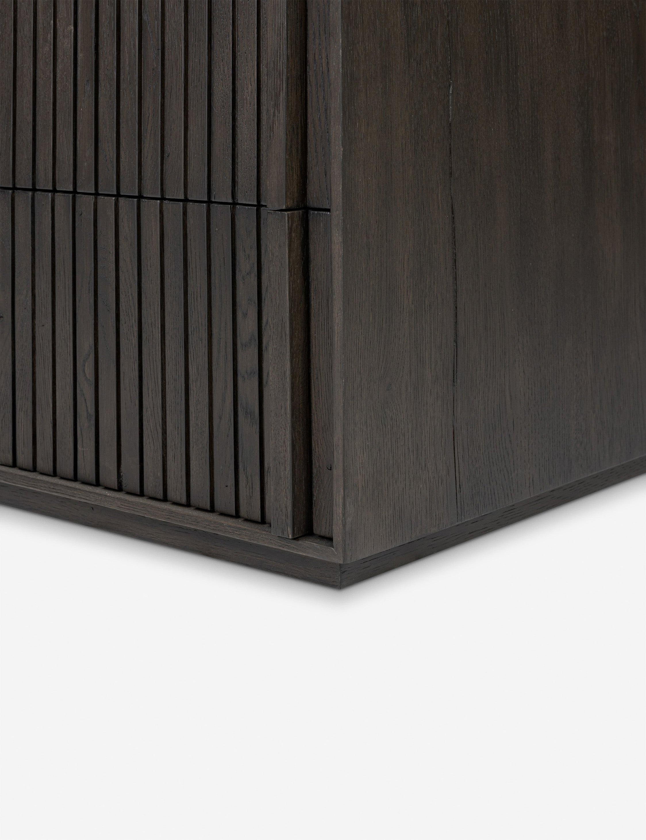 Commode - Les détails verticaux en forme de cannelures apportent profondeur et texture à la commode