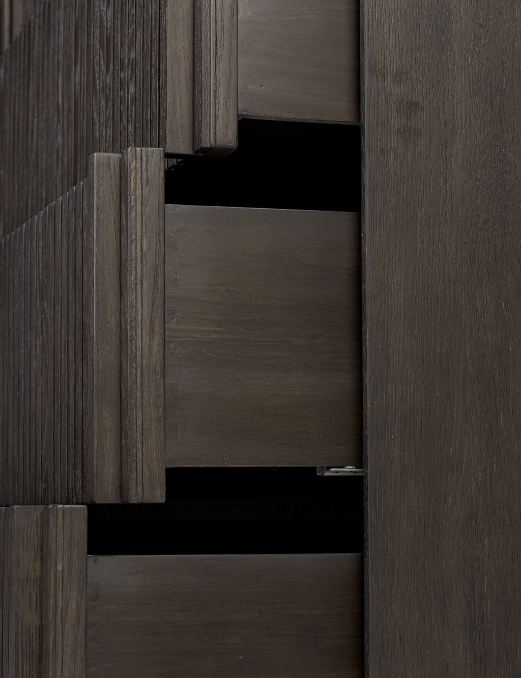 Commode - Les détails verticaux en forme de cannelures apportent profondeur et texture à la commode