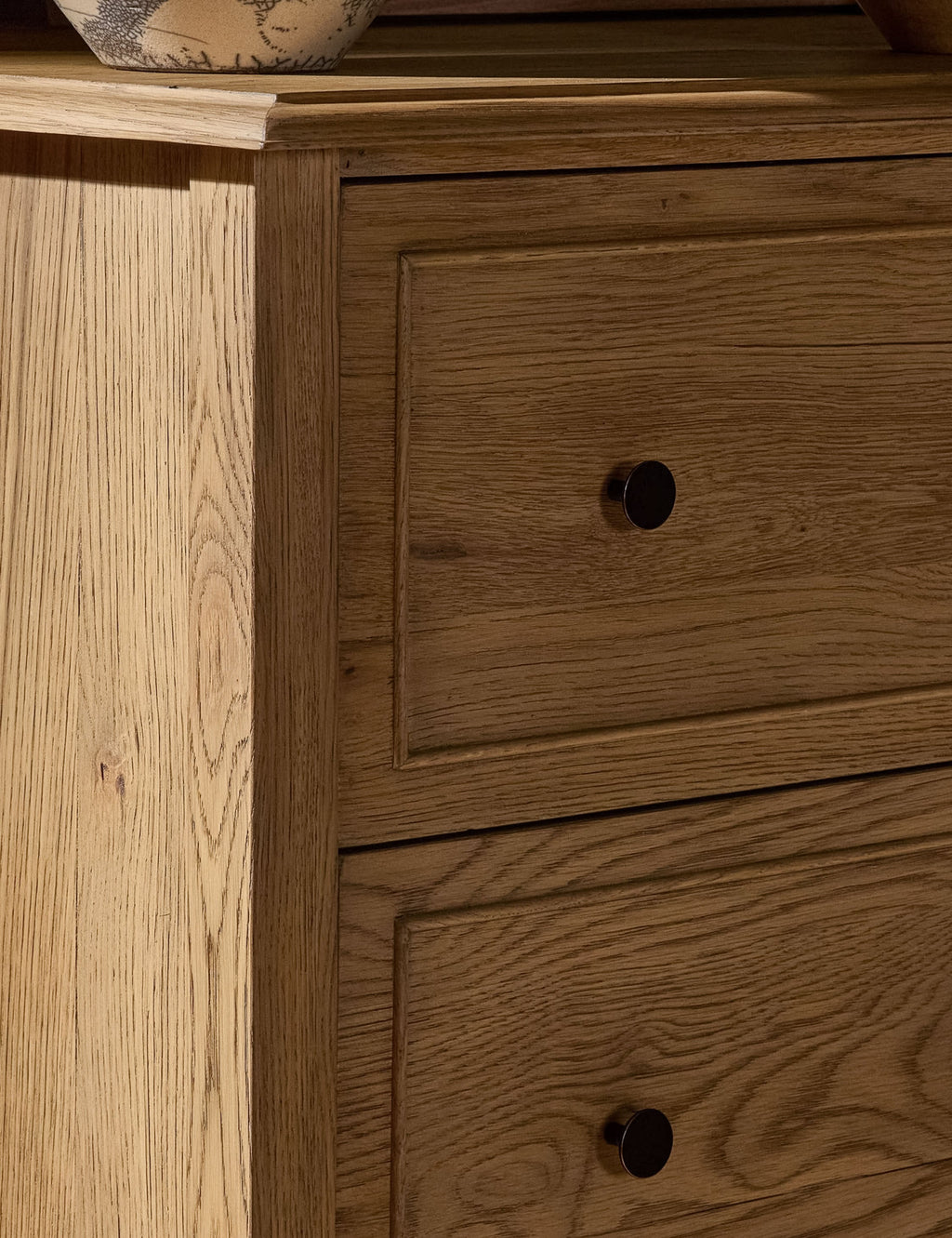 Commode haute - Le chêne massif et les lignes épurées et structurées confèrent une sophistication discrète à cette commode