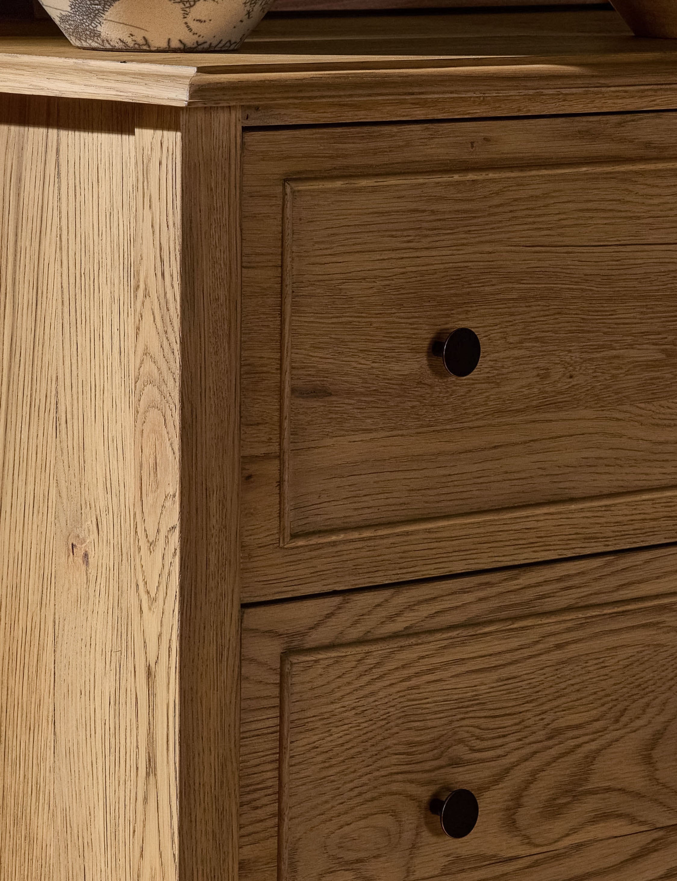 Commode haute - Le chêne massif et les lignes épurées et structurées confèrent une sophistication discrète à cette commode
