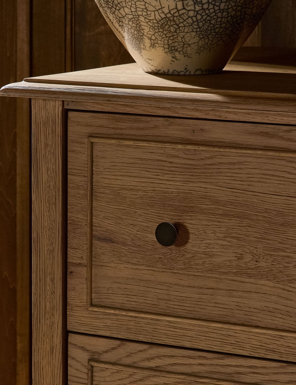 Commode haute - Le chêne massif et les lignes épurées et structurées confèrent une sophistication discrète à cette commode