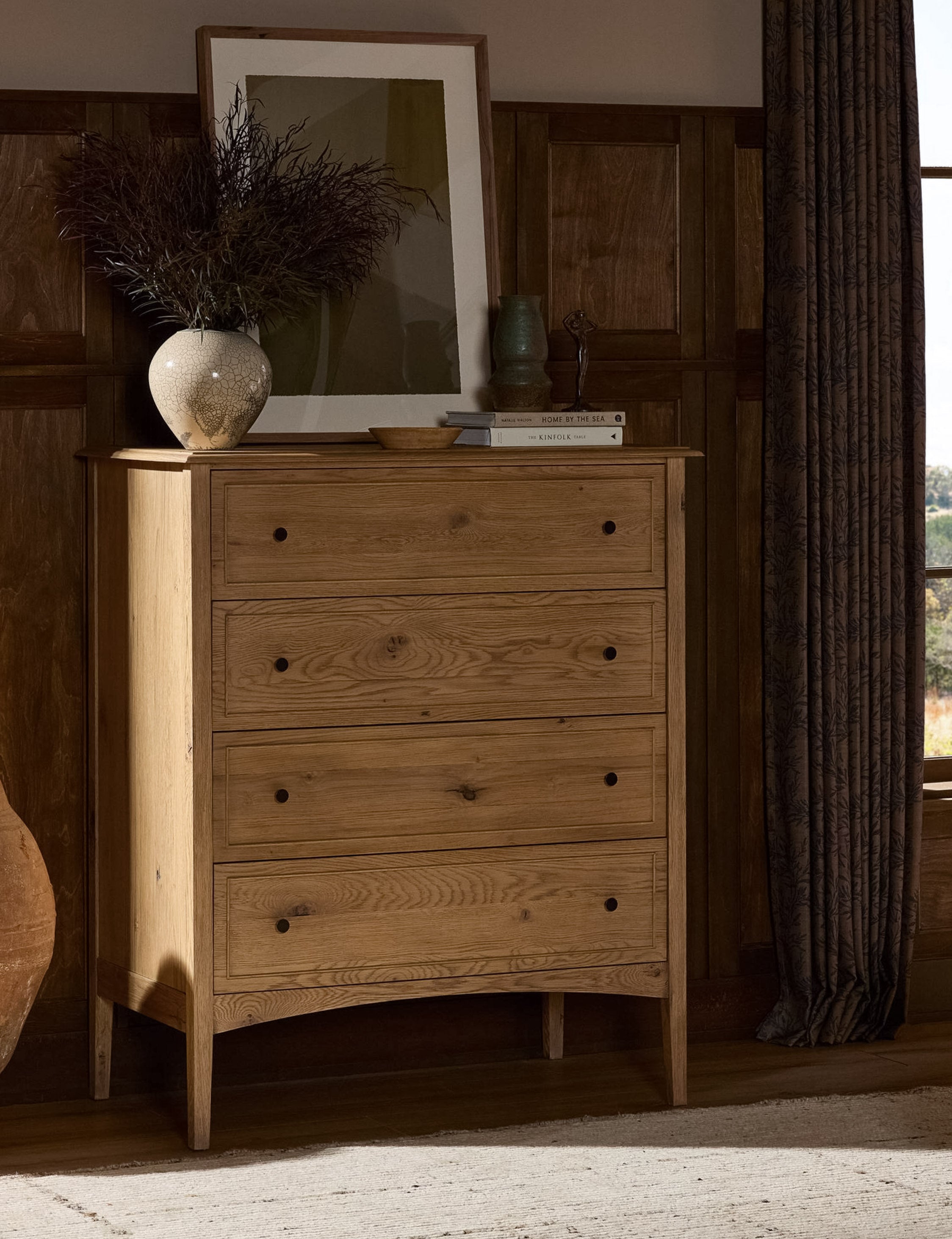 Commode haute - Le chêne massif et les lignes épurées et structurées confèrent une sophistication discrète à cette commode