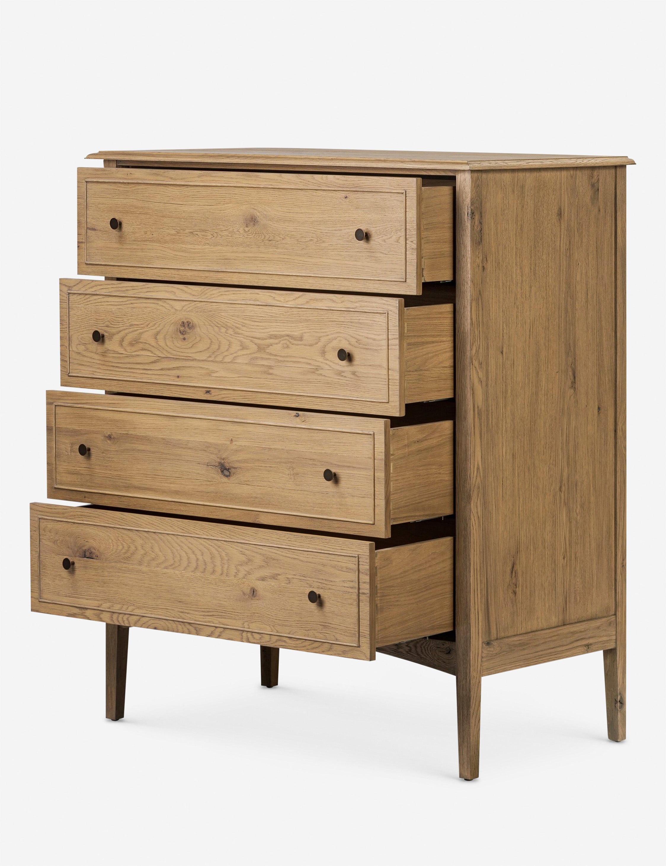 Commode haute - Le chêne massif et les lignes épurées et structurées confèrent une sophistication discrète à cette commode