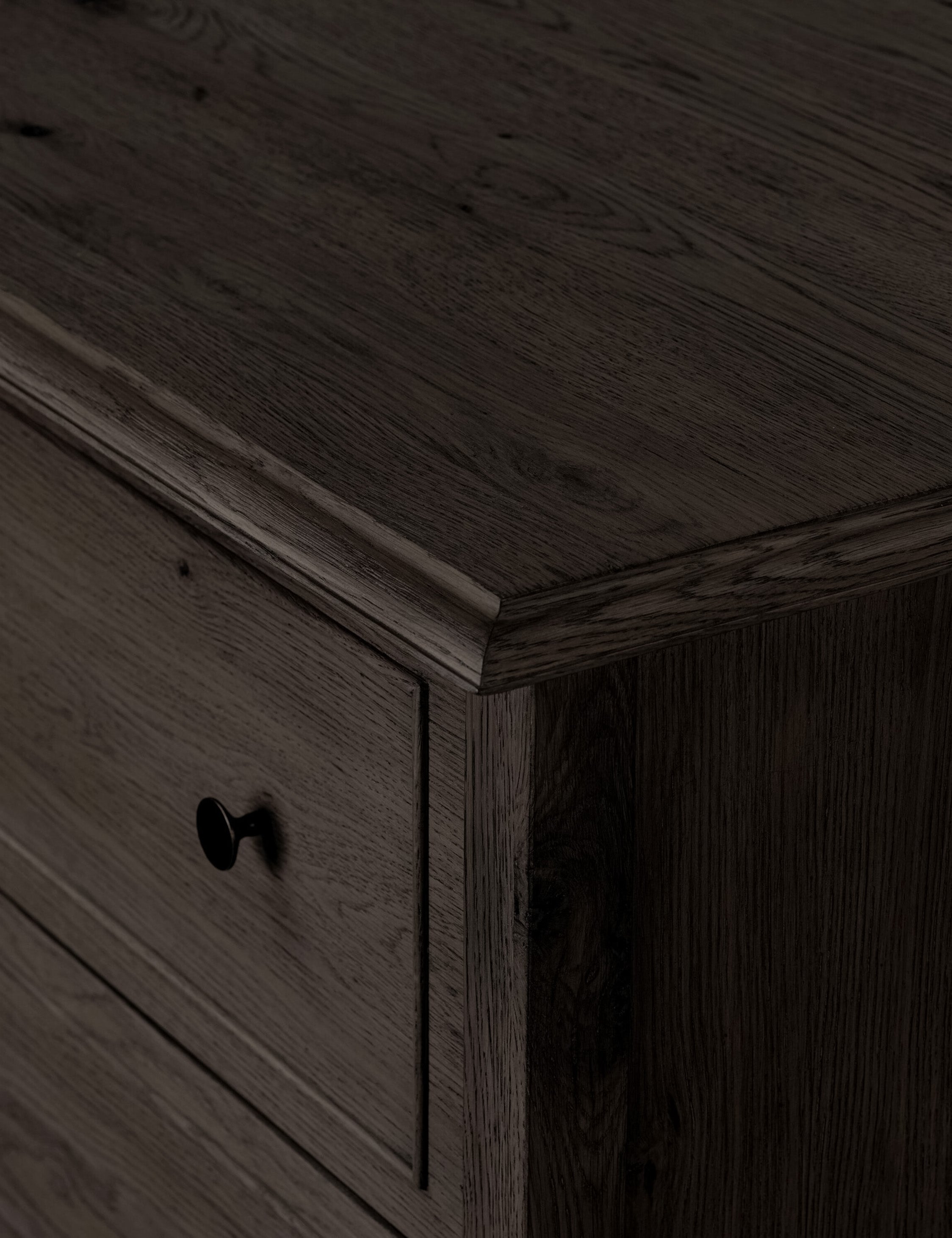 Commode haute - Le chêne massif et les lignes épurées et structurées confèrent une sophistication discrète à cette commode