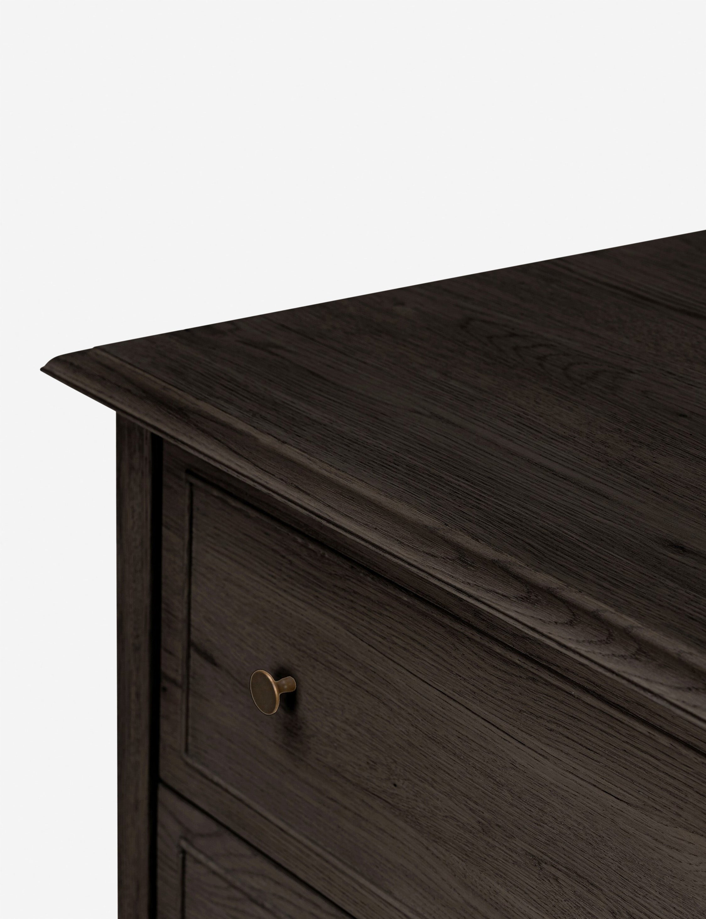 Commode haute - Le chêne massif et les lignes épurées et structurées confèrent une sophistication discrète à cette commode
