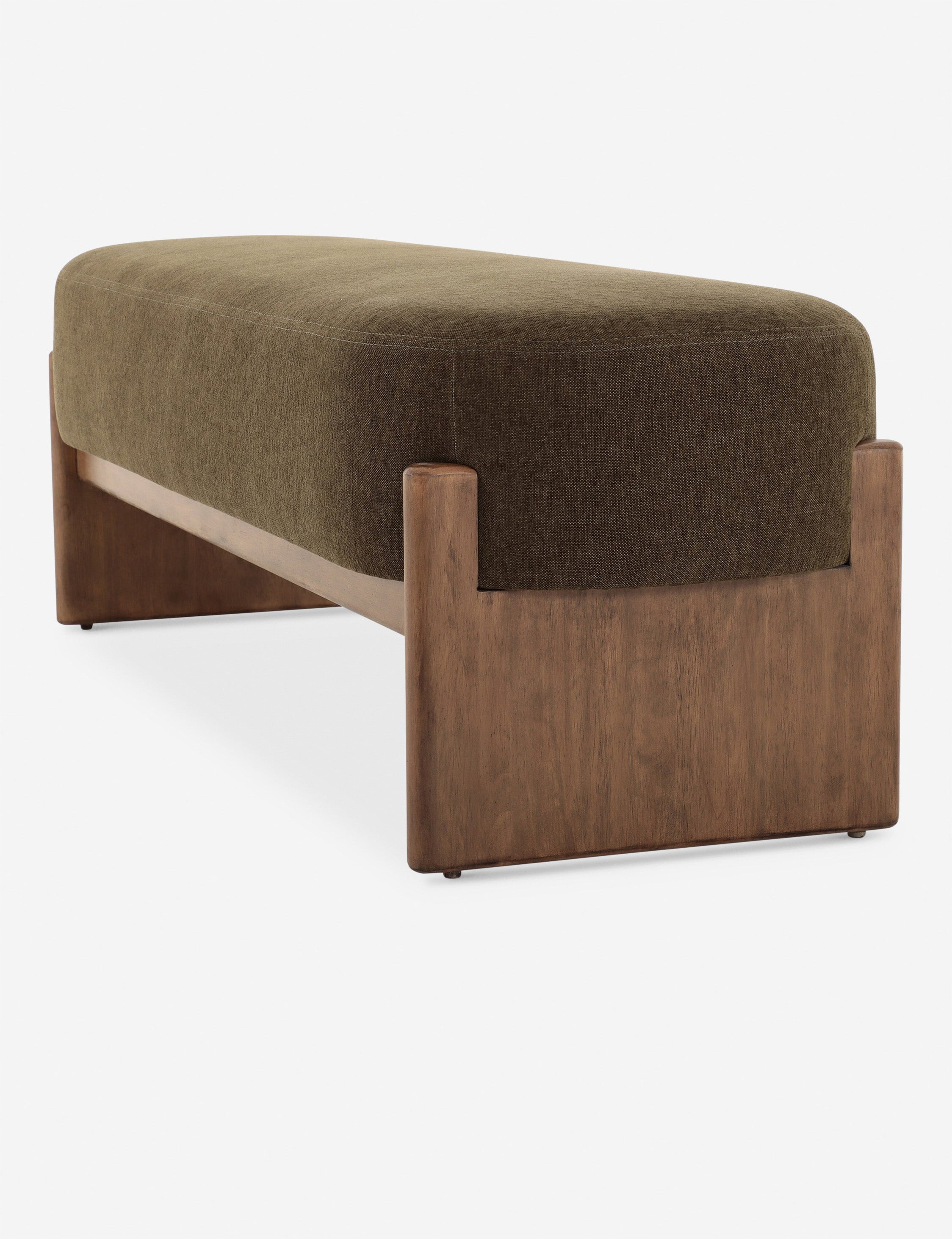 Banc - Le revêtement somptueux repose sur une base en bois ancrée dans le banc, offrant un équilibre de douceur et de structure.