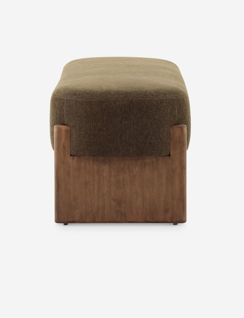 Banc - Le revêtement somptueux repose sur une base en bois ancrée dans le banc, offrant un équilibre de douceur et de structure.