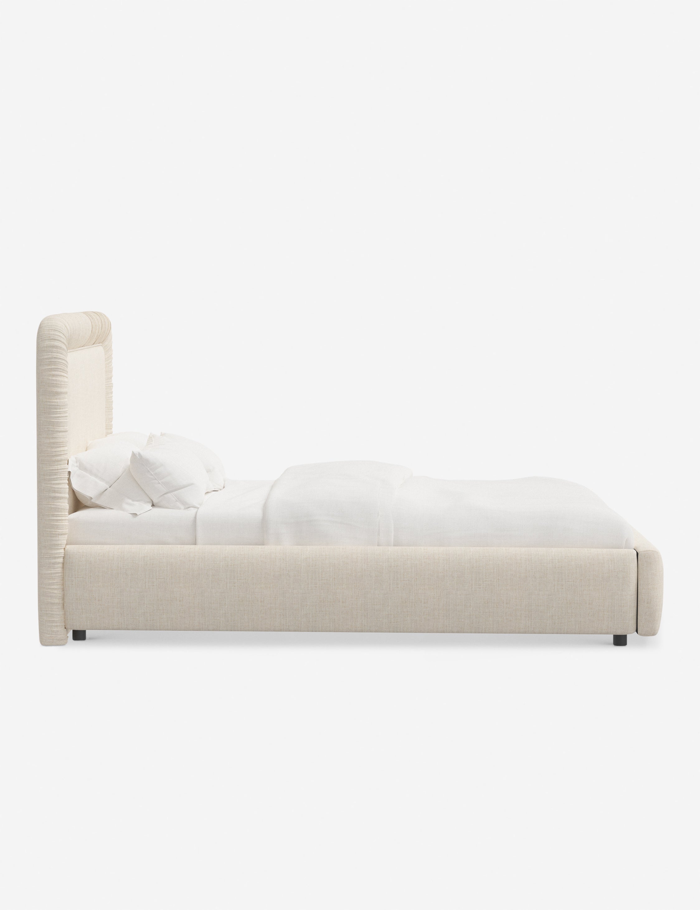 Lit plateforme – Des touches classiques rencontrent des lignes modernes dans le lit