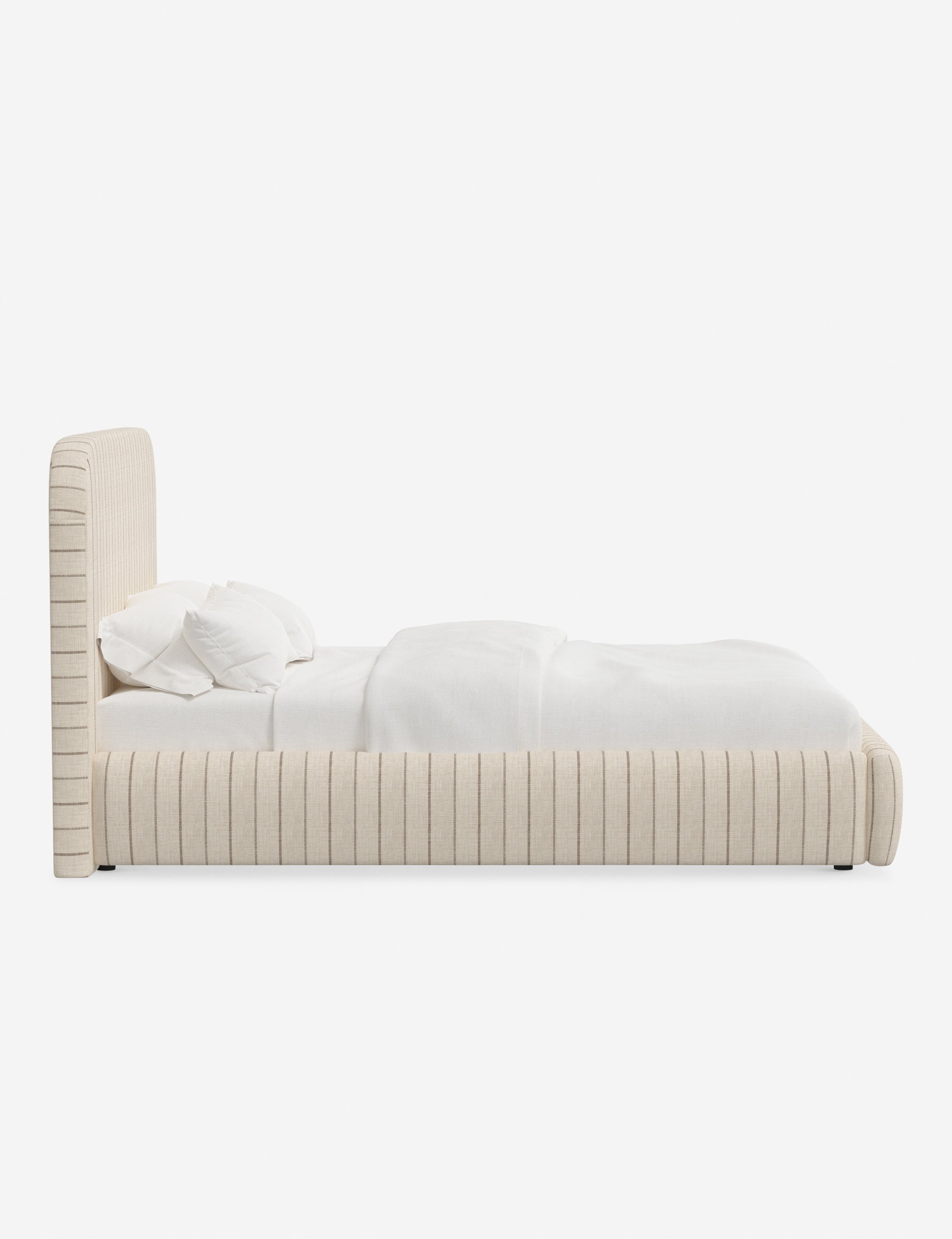 Lit plateforme haut - Un design épuré et une tête de lit arrondie confèrent une touche de douceur à ce cadre de lit tapissé